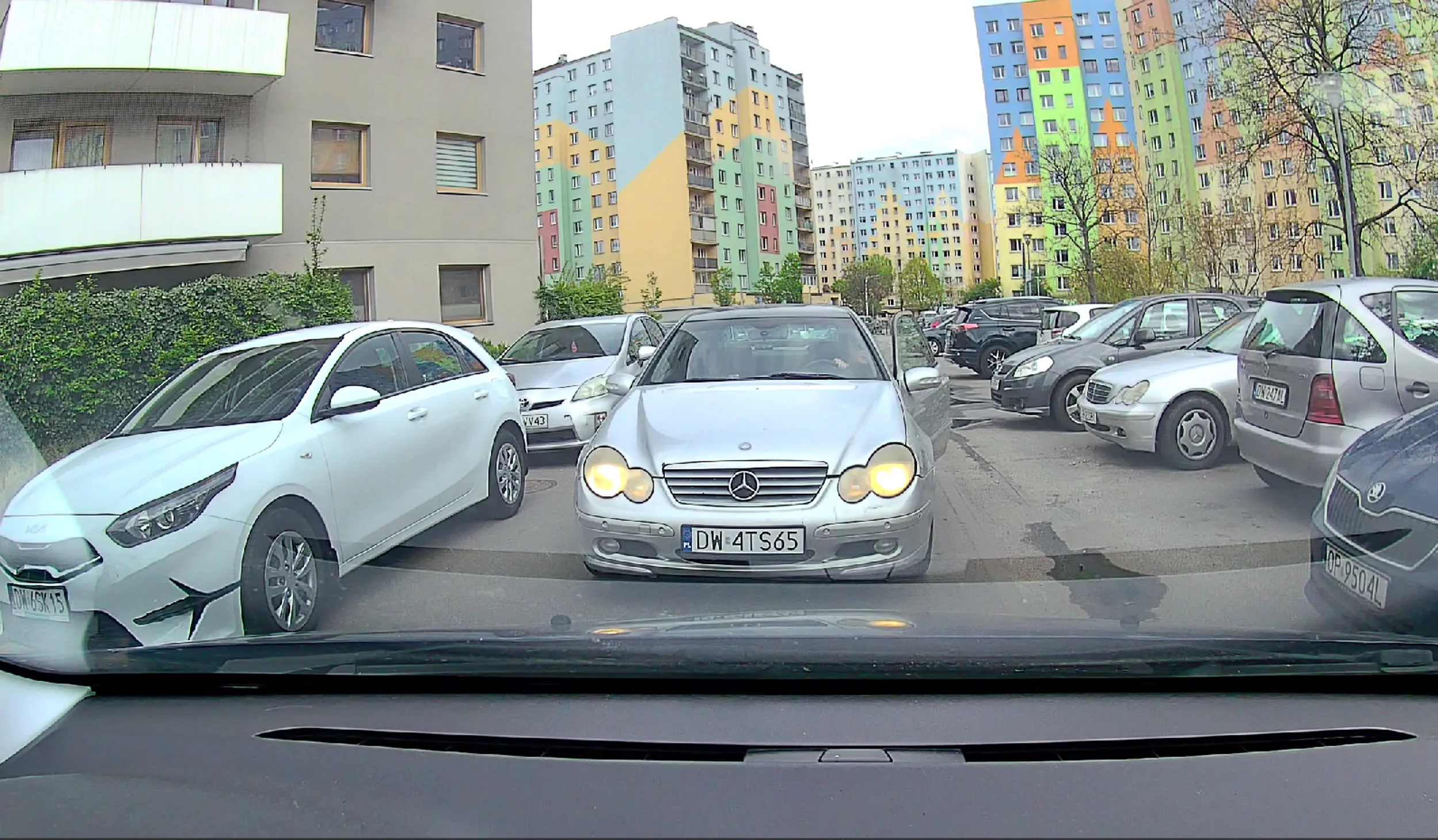 Wymusza pierwszeństwo, a następnie ma pretensje, ponieważ nie potrafi cofać.