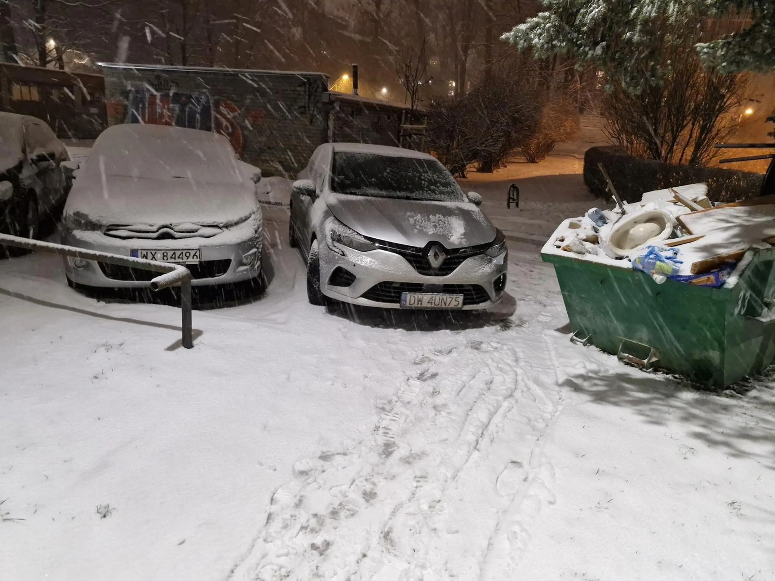 Zaparkował się na chodniku