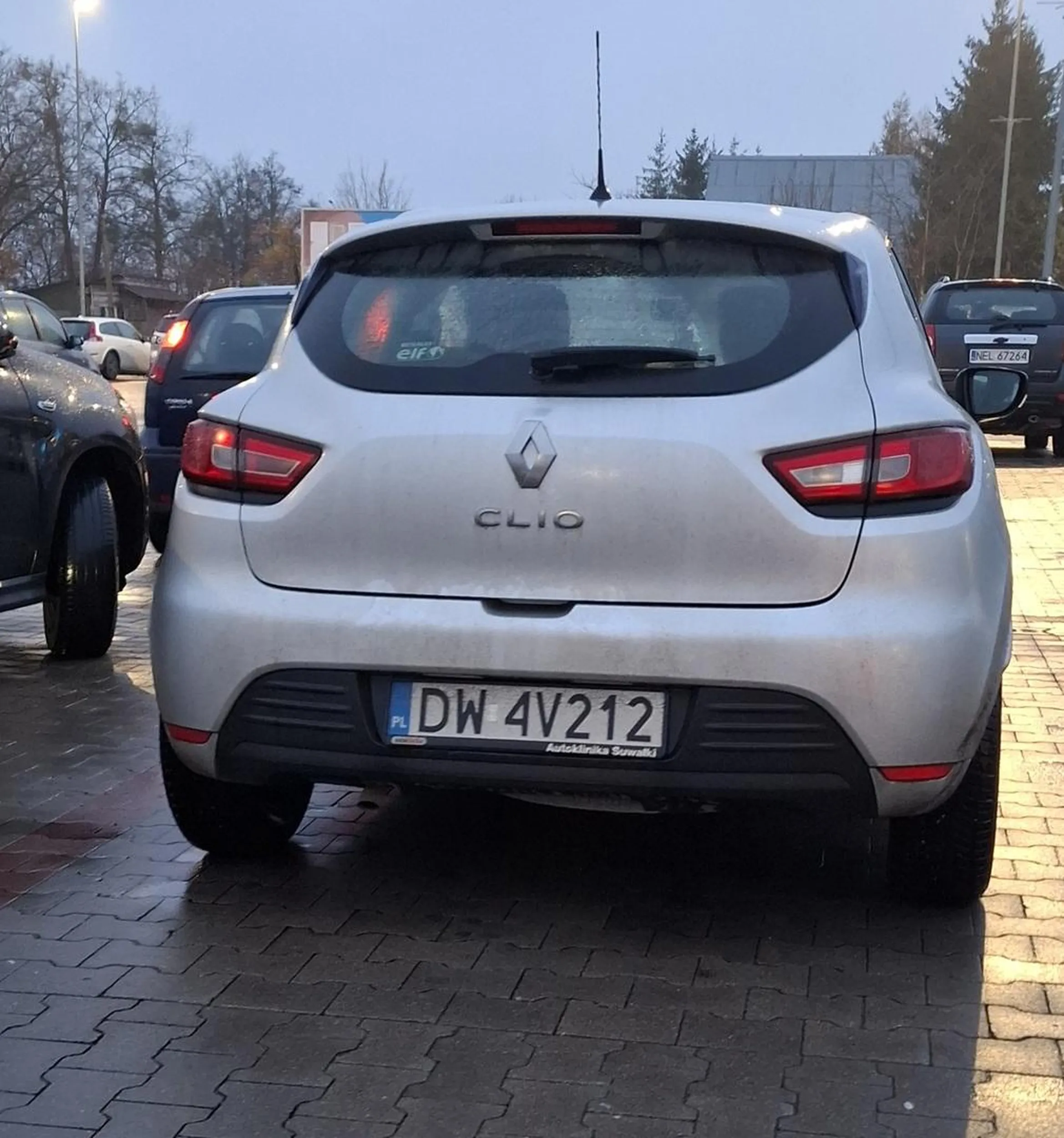 Srebrne Renault gwałtownie hamuje przed przejściem, choć pieszy był daleko na pasie przeciwnym jeszcze przed wysepką jaka rozdziela pasy. Gdy zapytałem, dlaczego tak zrobiła, pani kierowca okazała się niekulturalna i nie umie przyjmować krytyki, umie obrażać innych. Nie pozdrawiamy z Augustowa. Prosiłem panią o sprawdzenie przepisów co do występek a polecę tez Art. 19 ust. 2 pkt 2 ustawy Prawo o ruchu drogowym, który mówi, że kierujący ma obowiązek: ​"hamowania w sposób niepowodujący zagrożenia bezpieczeństwa ruchu lub jego utrudnienia."