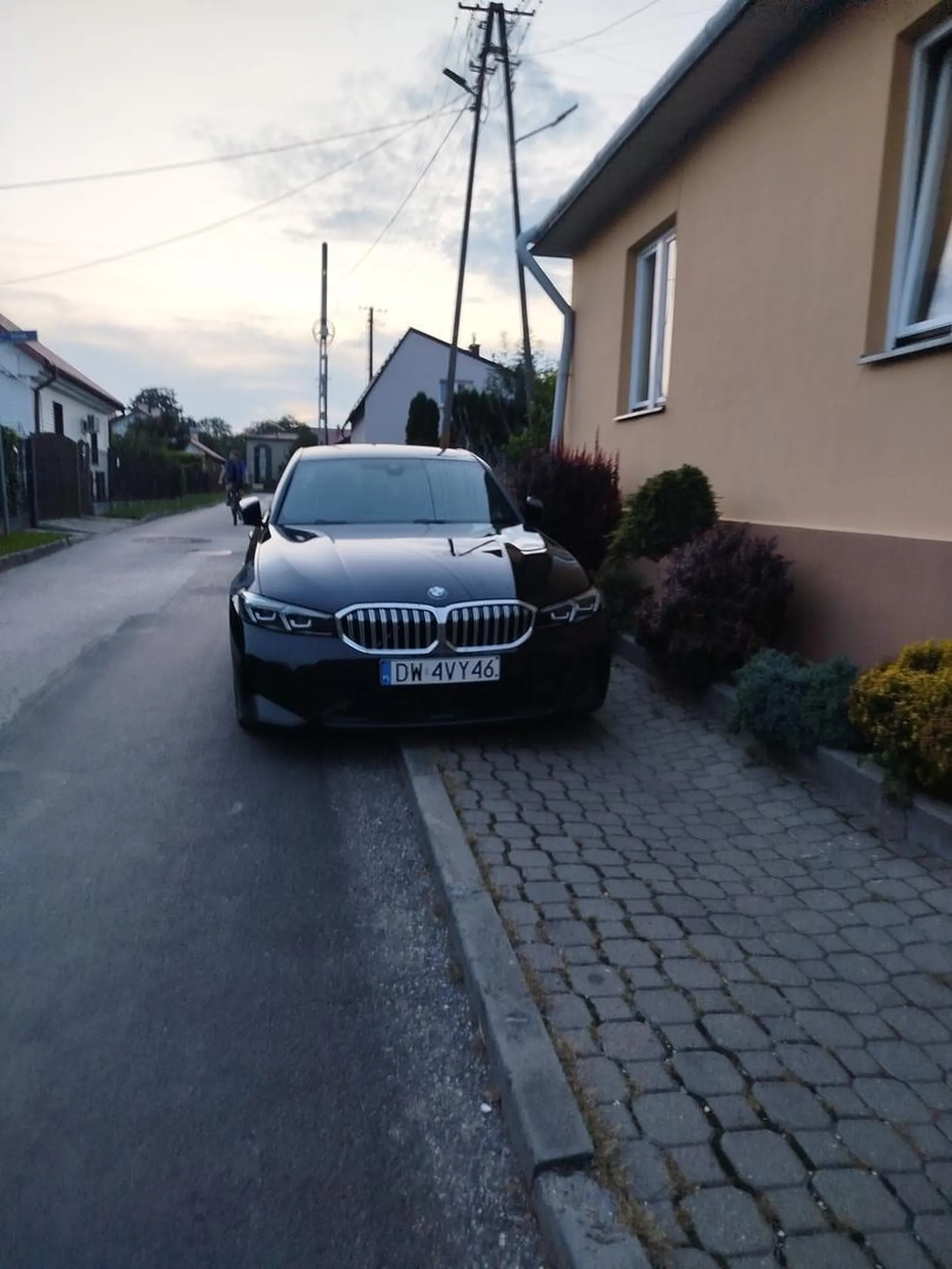 Kierowca stanął na chodniku nie umożliwiając przejściu pieszym