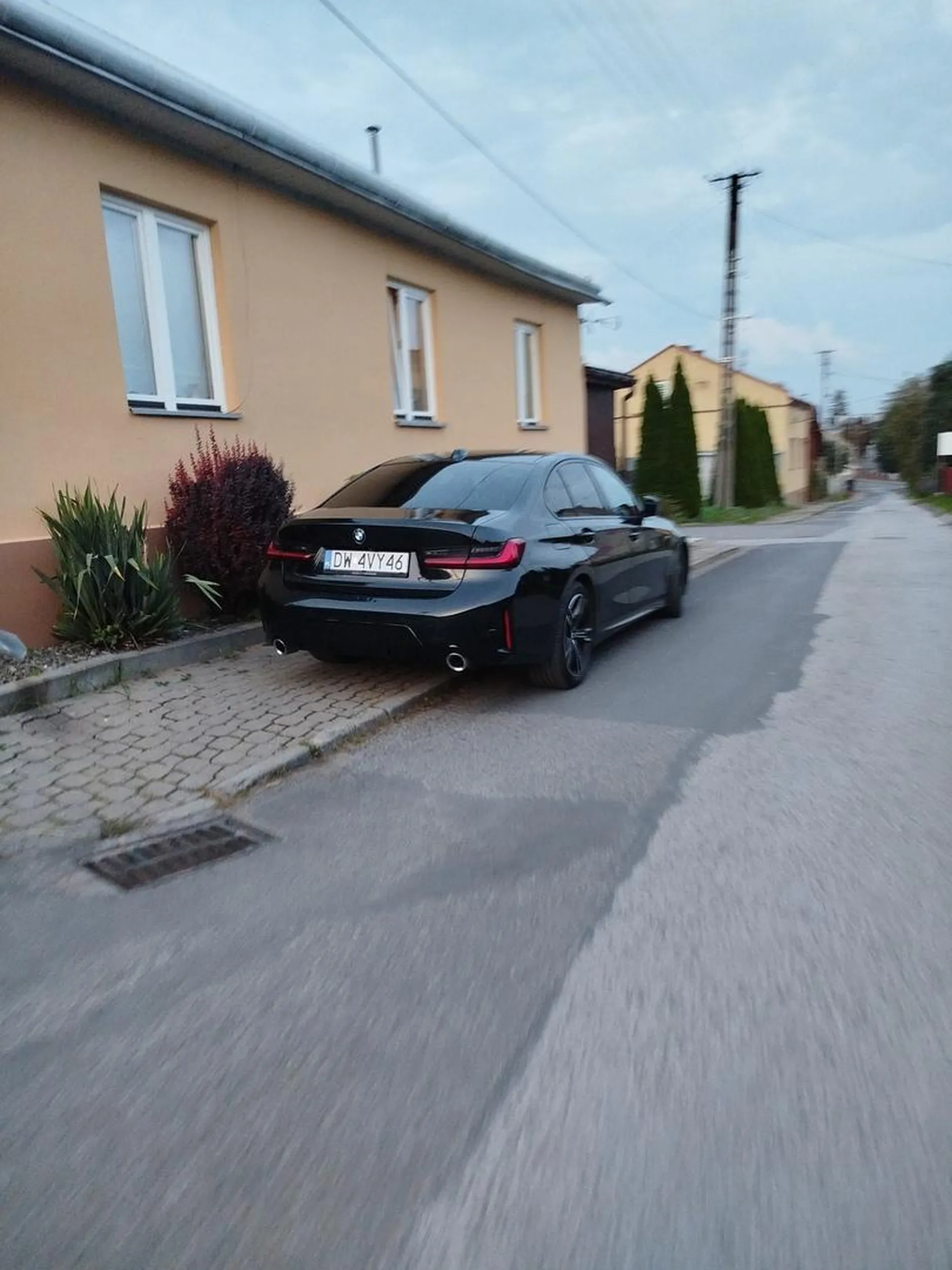 Kierowca stanął na chodniku nie umożliwiając przejściu pieszym