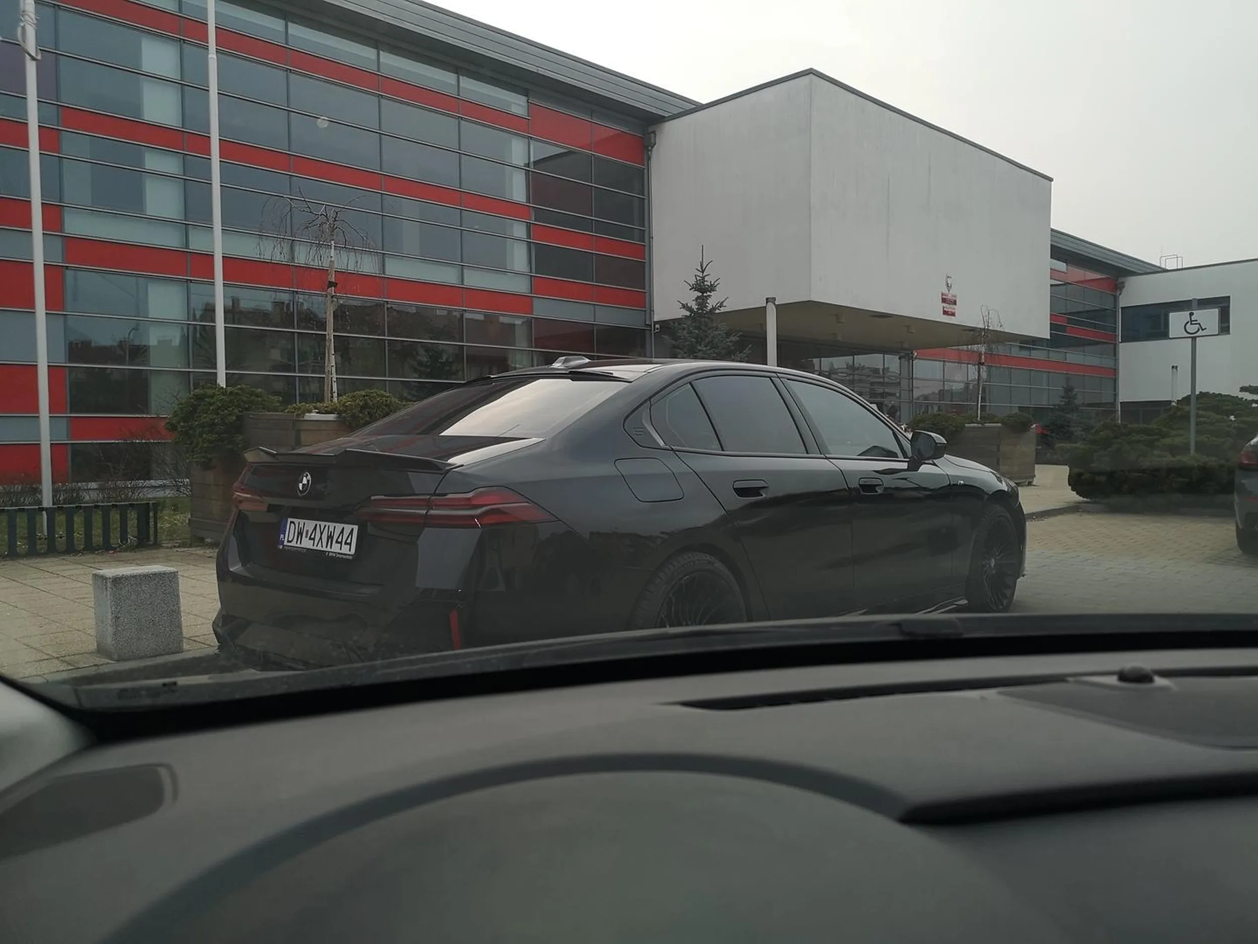 Parkuje karoce pod szkolą jak król. Szkoda tylko, że inni muszą na 3 razy wyjeżdżać z normalnego miejsca postojowego.