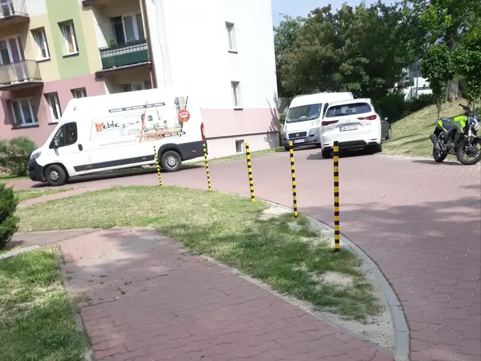 Droga pożarowe, skrzyżowanie, zakaz postoju, trawnik.