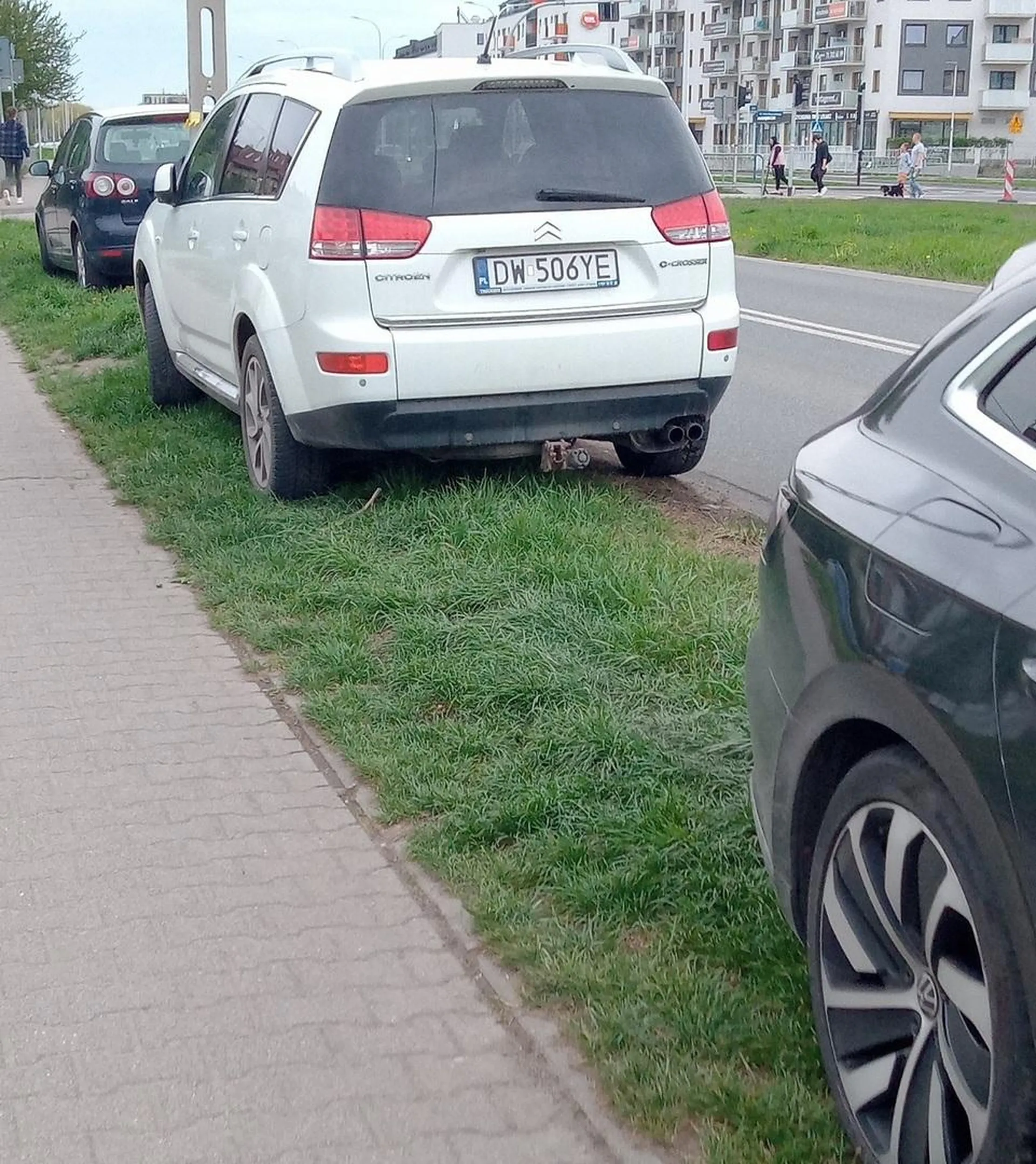 Piękne parkowanie na trawniku. A w kościołku rączki do modlitwy się fałszywie składa