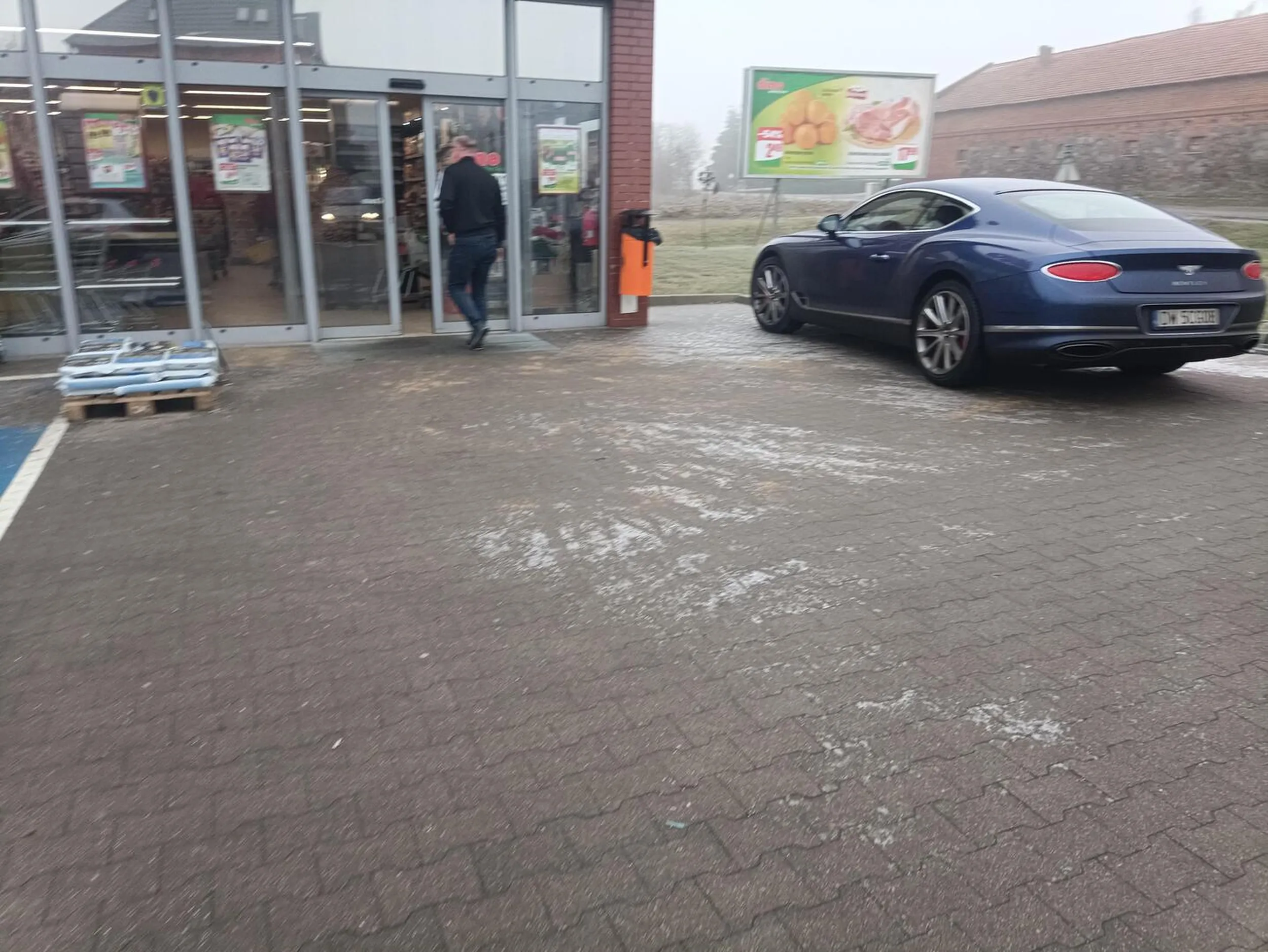 Chłop se wsi wyjdzie/wyjedzie. Wieś z chłopa nigdy... Na parkingu sporo miejsc wolnych, no ale trzeba było by ruszyć tłuste dupsko... Dino Kobierno