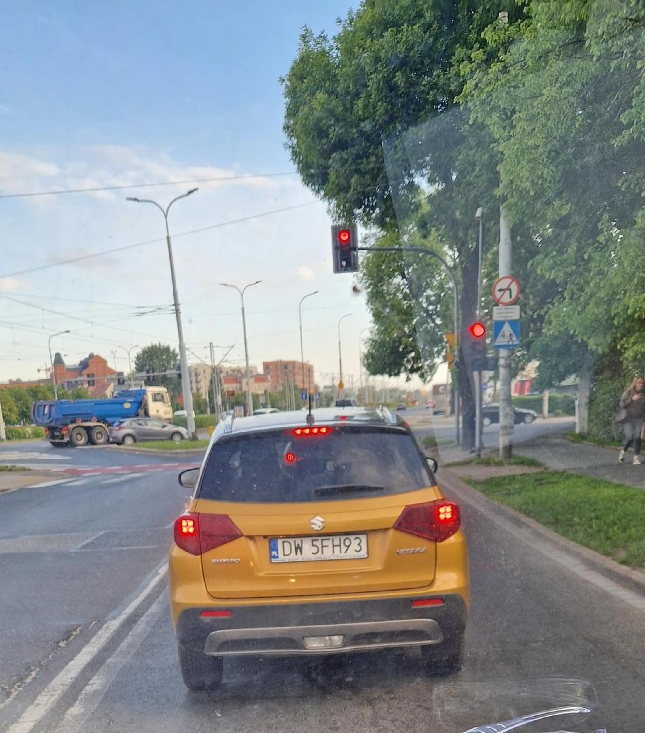 Gamoniu! Nic ci nie da deptanie tego suzuki, zeby byc 1 minute szybciej w Centrum Handlowym Marino! Pamietaj, ze nie dodaje sie gazu, gdy ktos chce wlaczyc sie do ruchu ! Przyspieszyles specialnie, mimo ze wiedziales ze konczy mo sie pas dochodzacy...