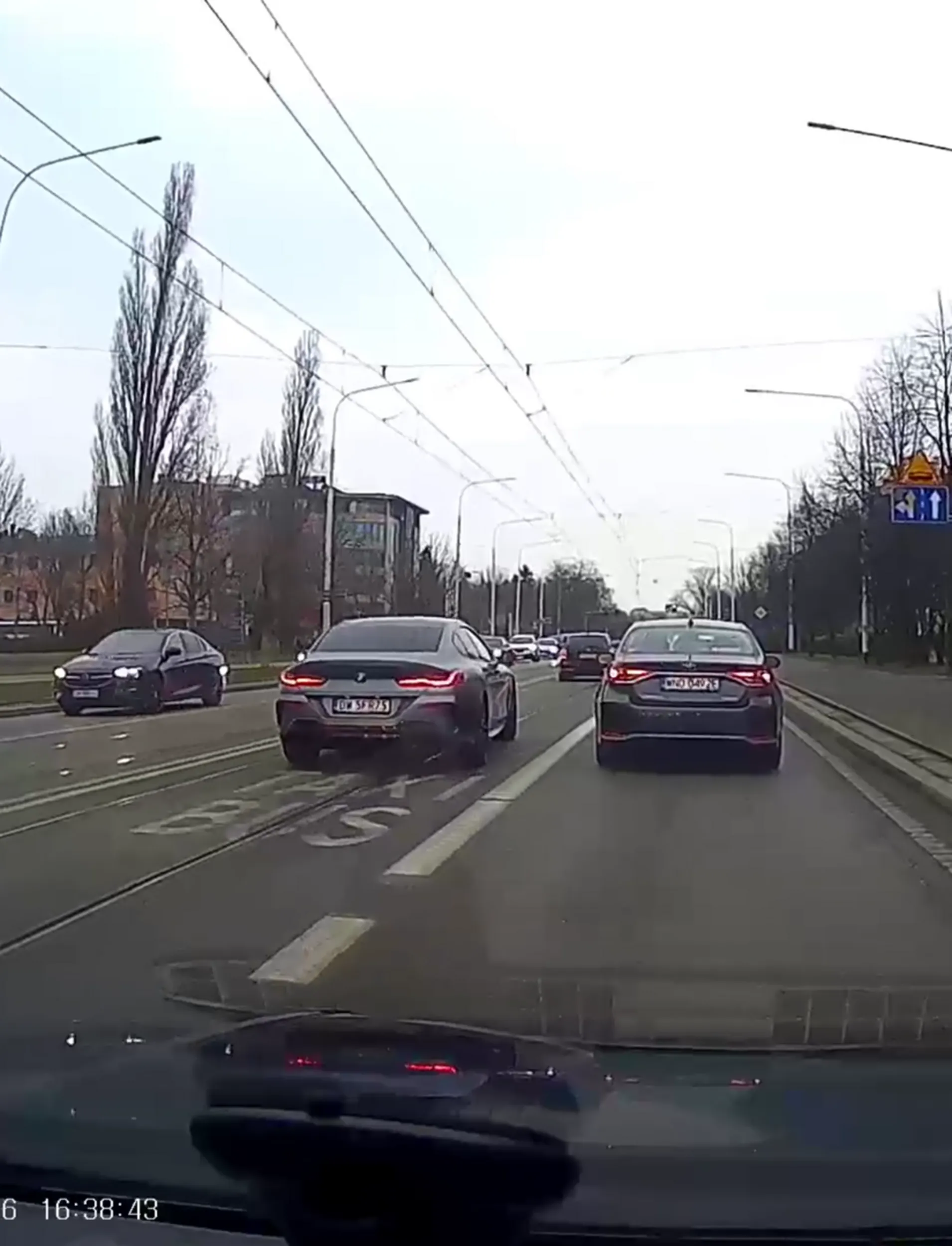 Nadkierowca z BMW nie będzie stał z resztą plebsu w korku, więc pojedzie sobie buspasem