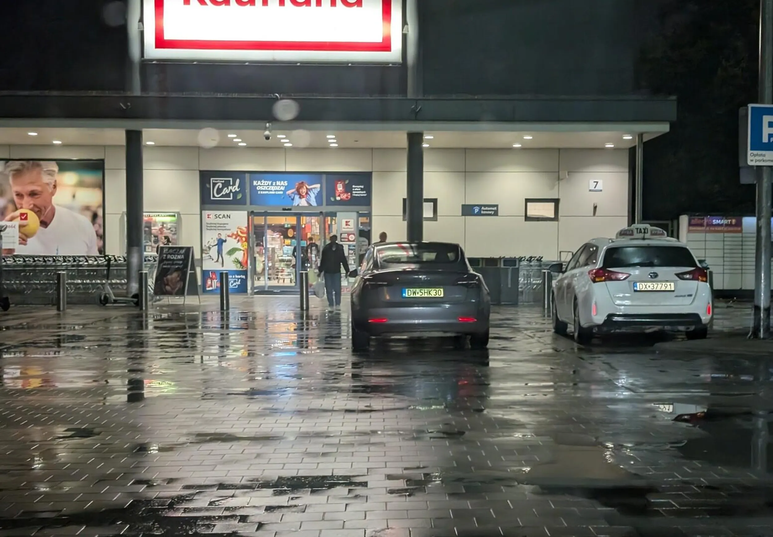 W tym miejscu jest akurat przejazd, a nie miejsce do parkowania, ale trzeba było wjechać do sklepu, to byłoby jeszcze bliżej z zakupami.