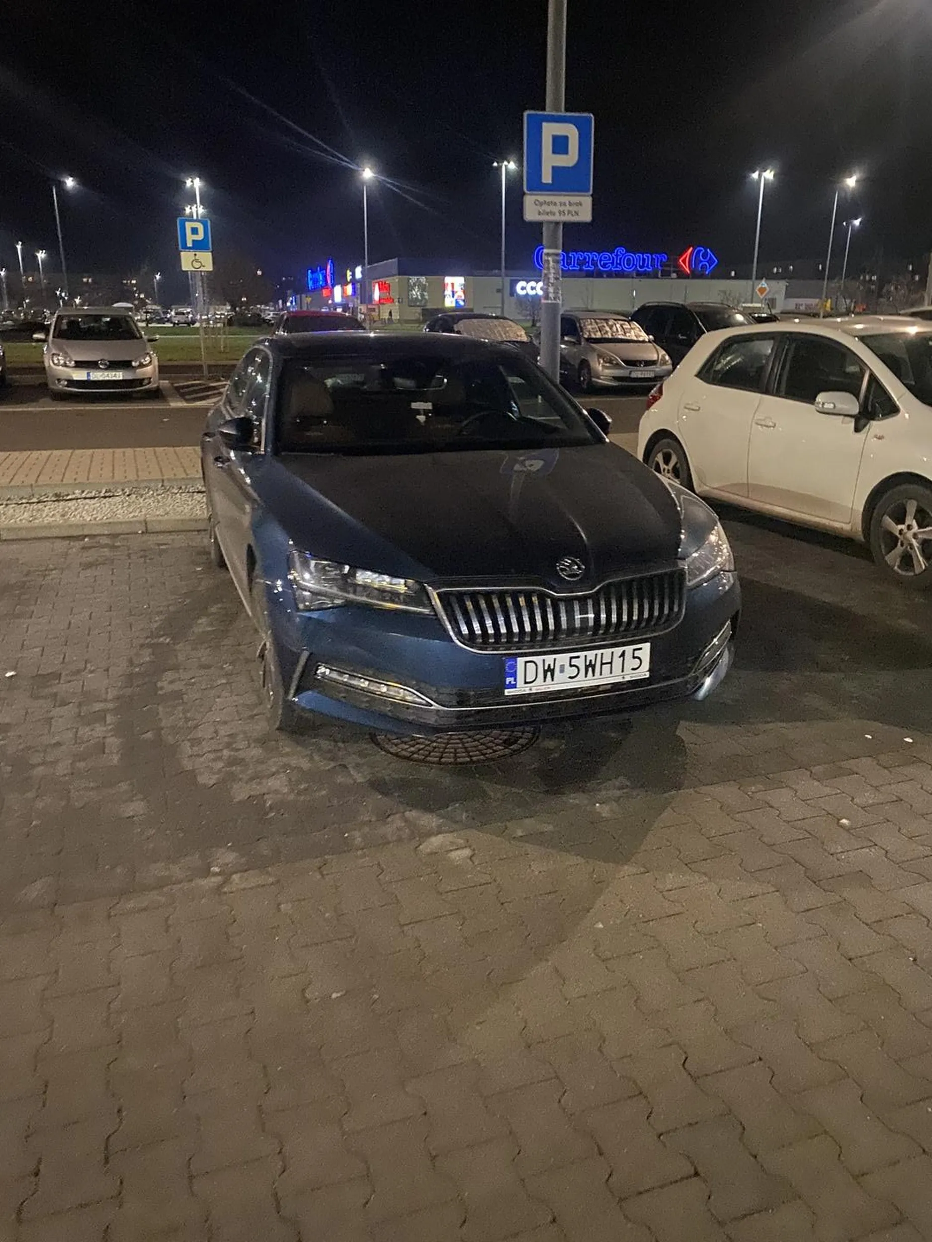 Kierowca chyba musi nauczyć się ponownie parkować, bo potrzebuje aż dwa miejsca