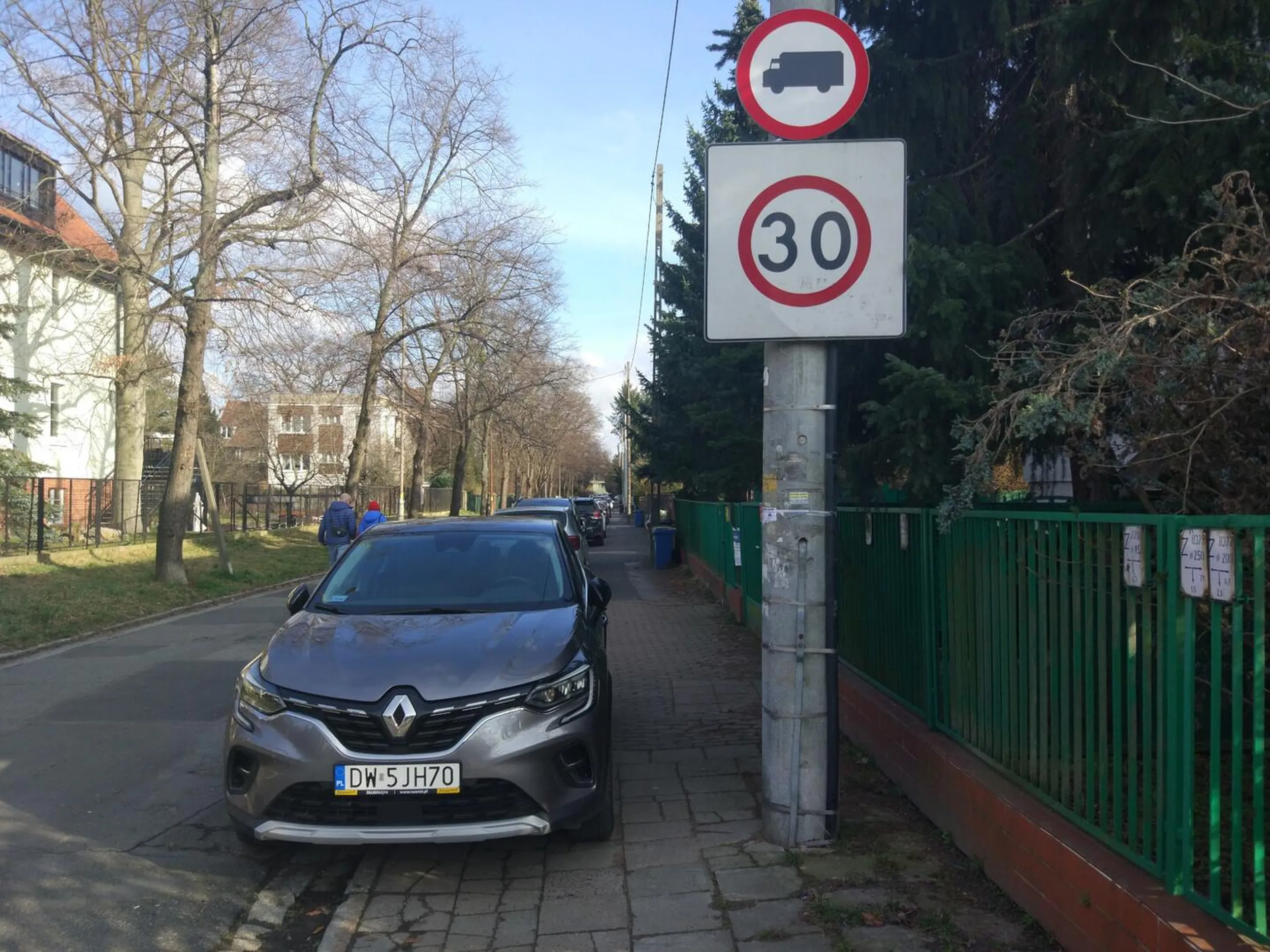 Parkuje na chodniku nie zastawiając pieszym odpowiednio dużo miejsca.