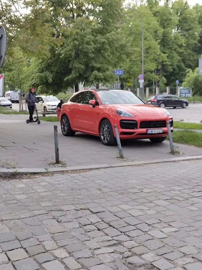 Parkuje na chodniku i jezdzi droga rowerowa.