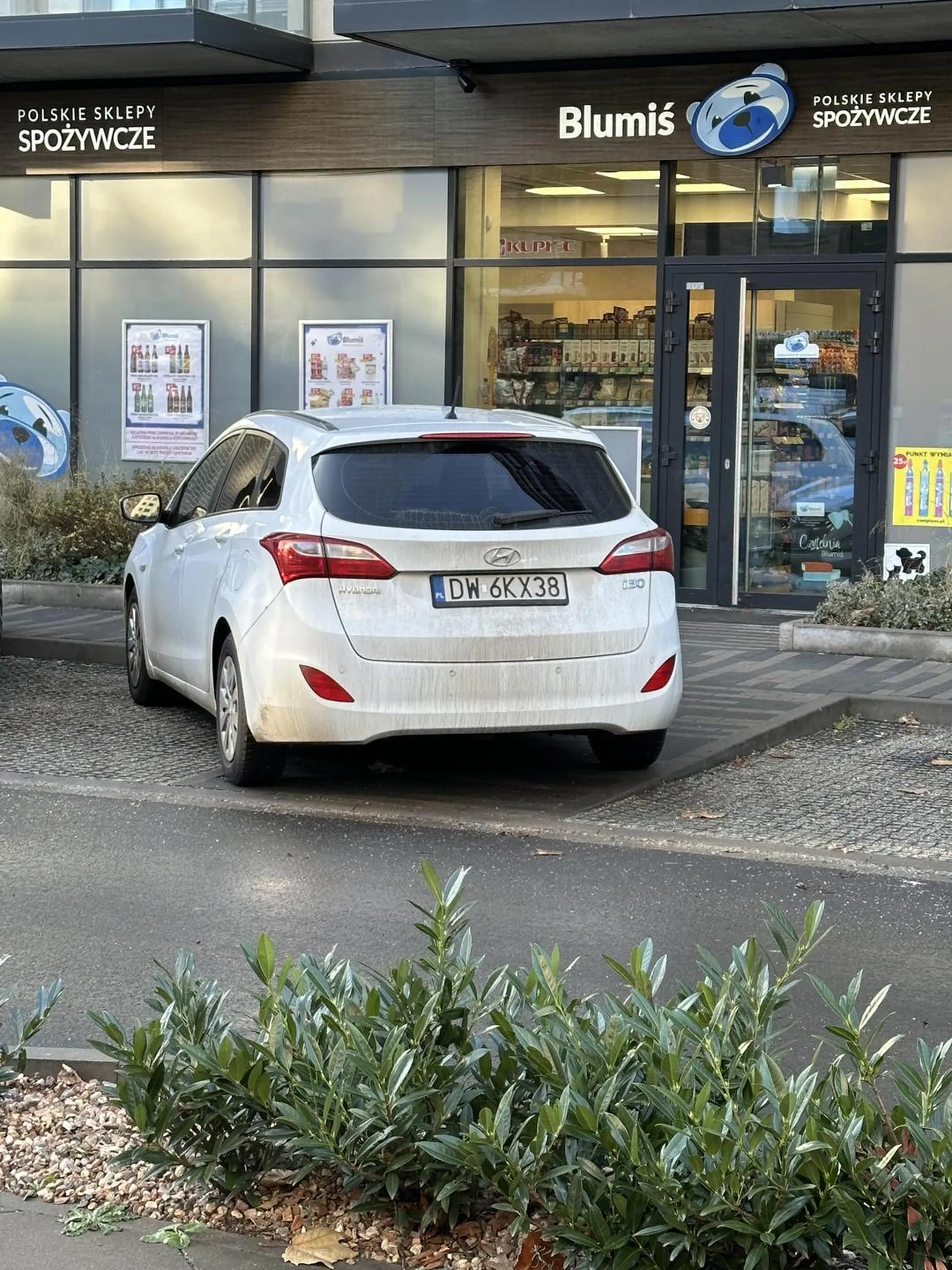 Zaniedbany brudas, parkuje na chodniku przez wiele dni pod rząd