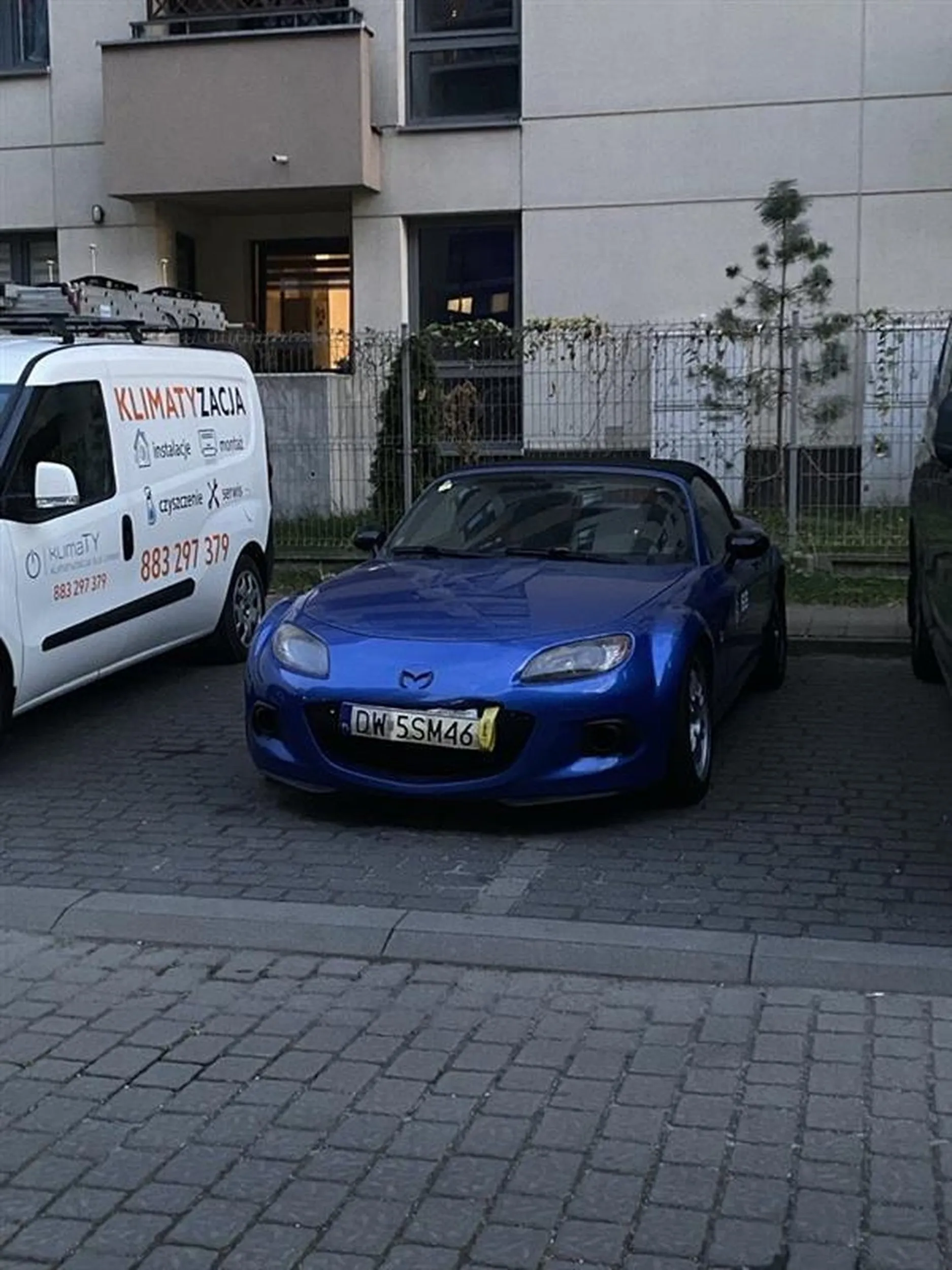 Cham i prostak parkujący jak inwalida oraz blokujący dwa miejsca parkingowe, pomimo licznych upomnień ma w poważaniu oraz nie zamierza przestawić gruza który się rozsypuje