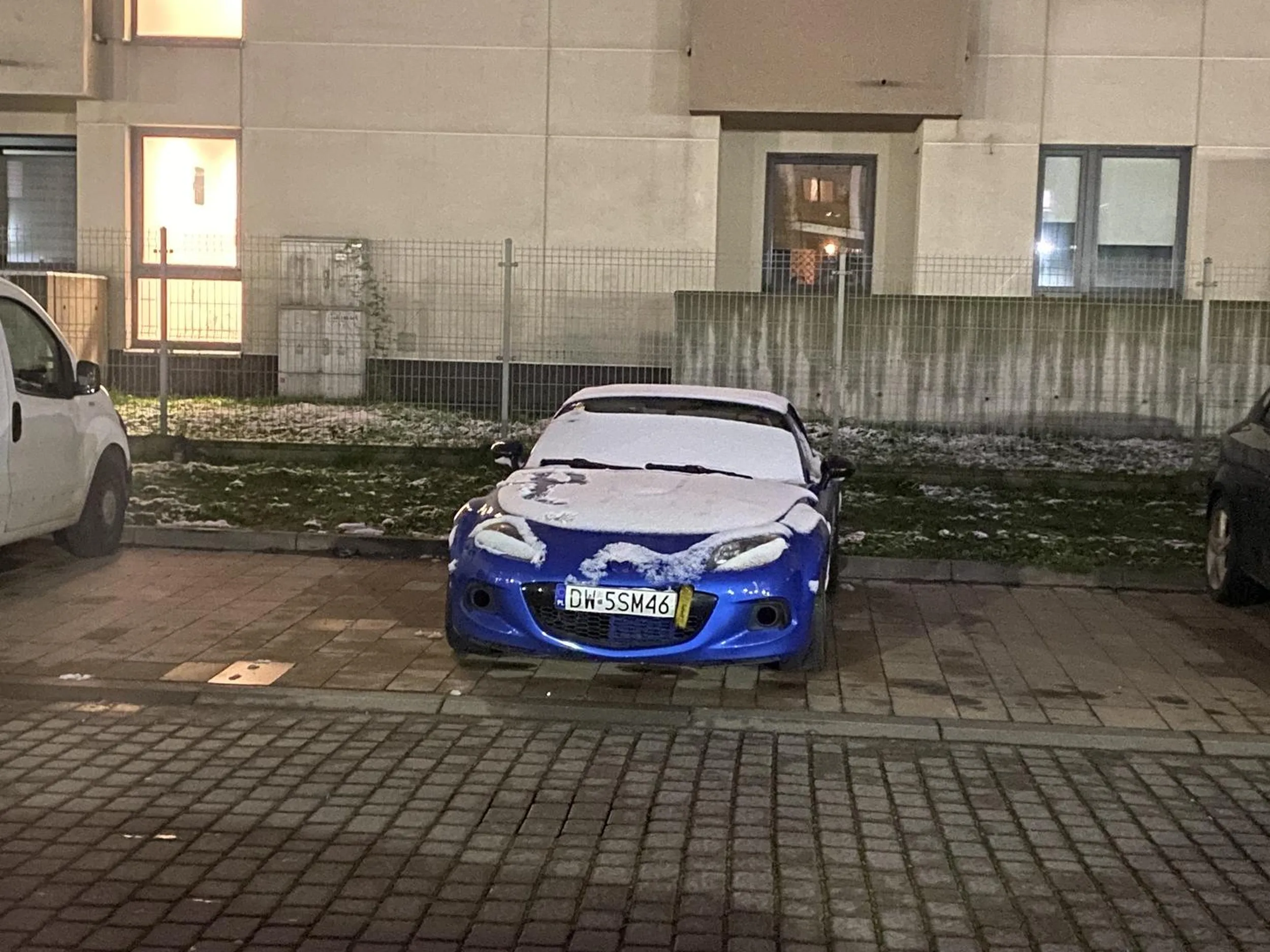 Kaleka nie potrafiący parkować, zajmuje dwa/trzy miejsca, mam nadzieję że niedługo ten złom wyjedzie tam gdzie jego miejsce.