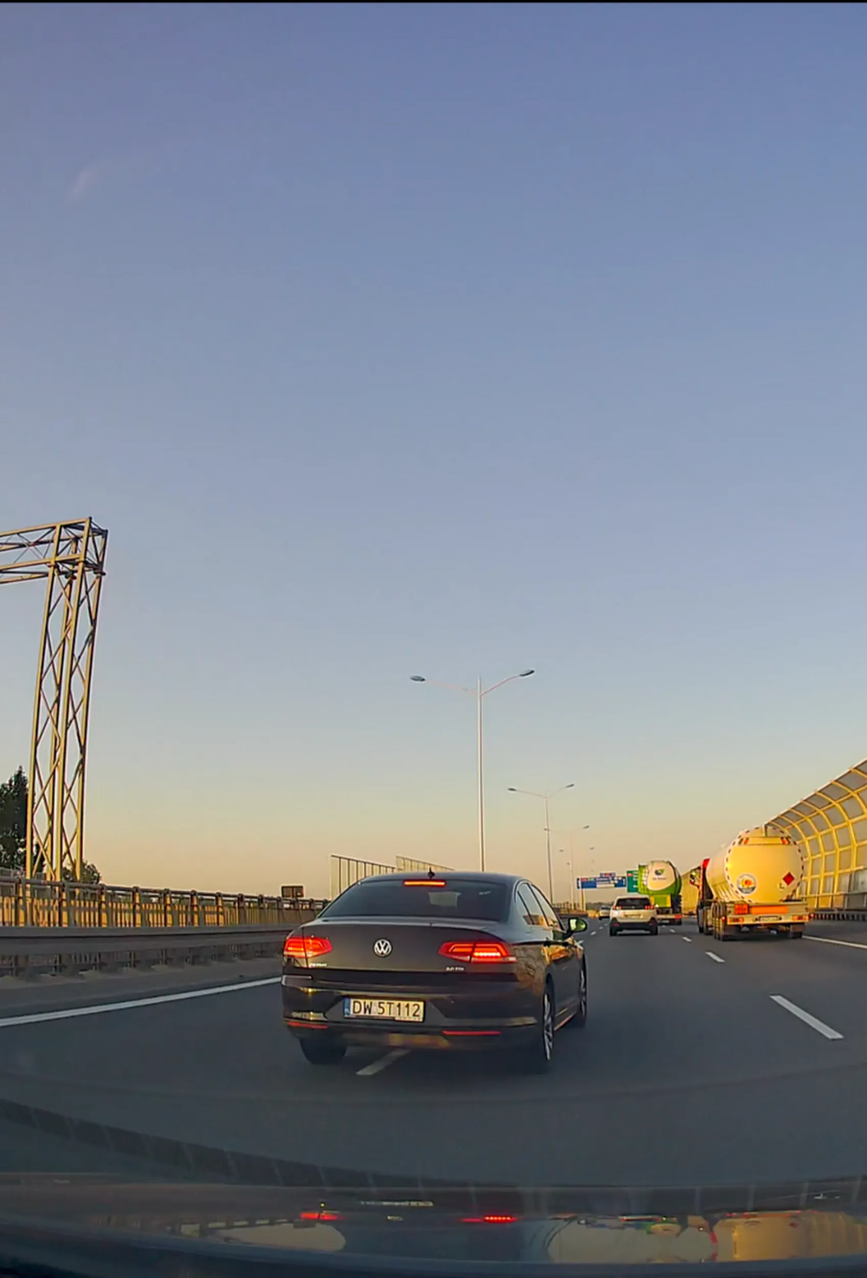 Na AOW wiedząc, że bedzie zjeżdżał do końca leci lewym pasem, a potem wyhamowuje wszystkich. Dodatkowe zmienia pas tuż przed maską, ledwo co wyhamowałem