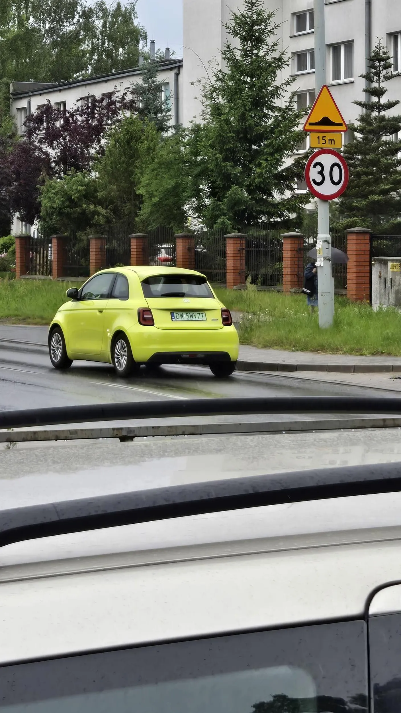 Wariat który mnie pobił za to że wkręcił sobie że mu pokazałem środkowy palec. Zaparkowałem pod sklepem i czekałem na dziewczynę, a on podjechał obok i kazał mi przeparkować bo niby mu widok na ulicę zasłaniałem, pokazałem palcem że ma dużo miejsca przede mną, (mimo to włączyłem silnik żeby się przesunąć) i to był wielki błąd, bo najwyraźniej uznał że to był wcześniej wspomniany gest, wysiadł, otworzył drzwi od mojego samochodu i zaczął bić po twarzy. Wspolczuje jego dziewczynie która siedziała cały czas na miejscu pasażera i błagała go żeby przestał. Szaleniec. Unikać.