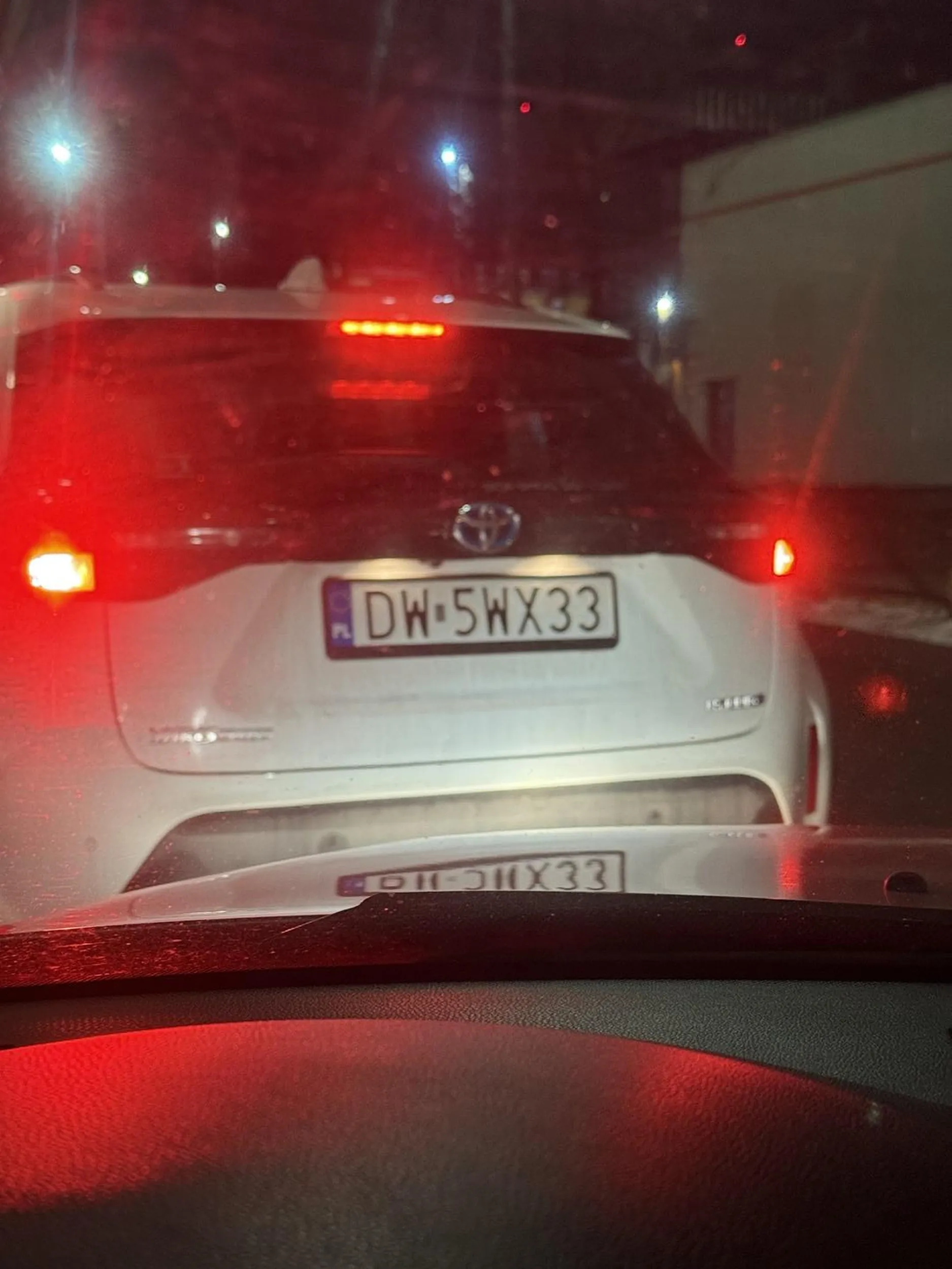 Nie wie co to stara lesba jazda na suwak i oprócz tego że się wpycha głupie babsko to jeszcze z auta wyskakuje jak małpa i macha przeszczepami?