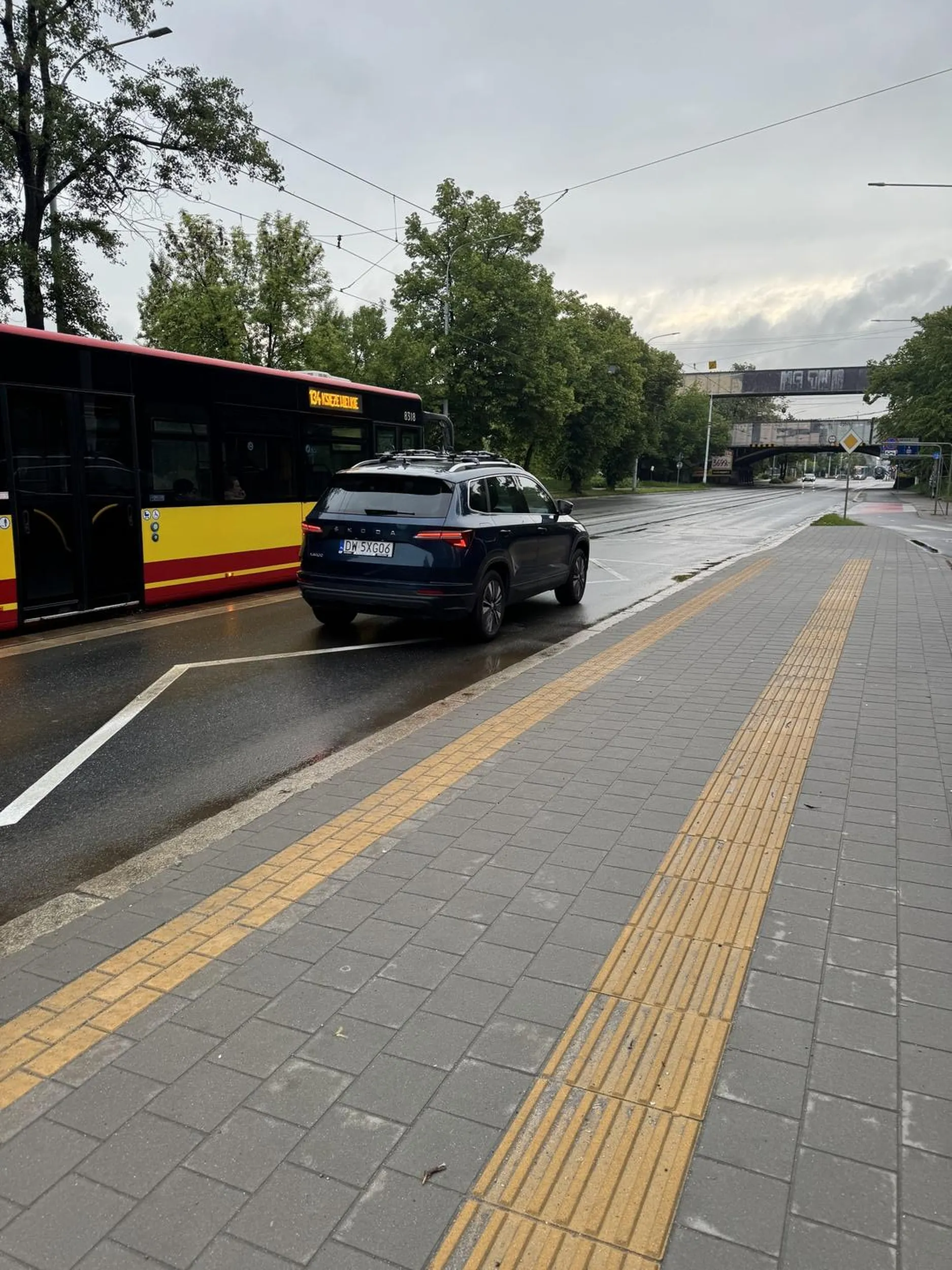 Jak pierdolnietym trzeba być żeby tak nie patrzeć i ślepo jechać jak na przystanku stoi autobus i wpuszcza/wypuszcza ludzi.