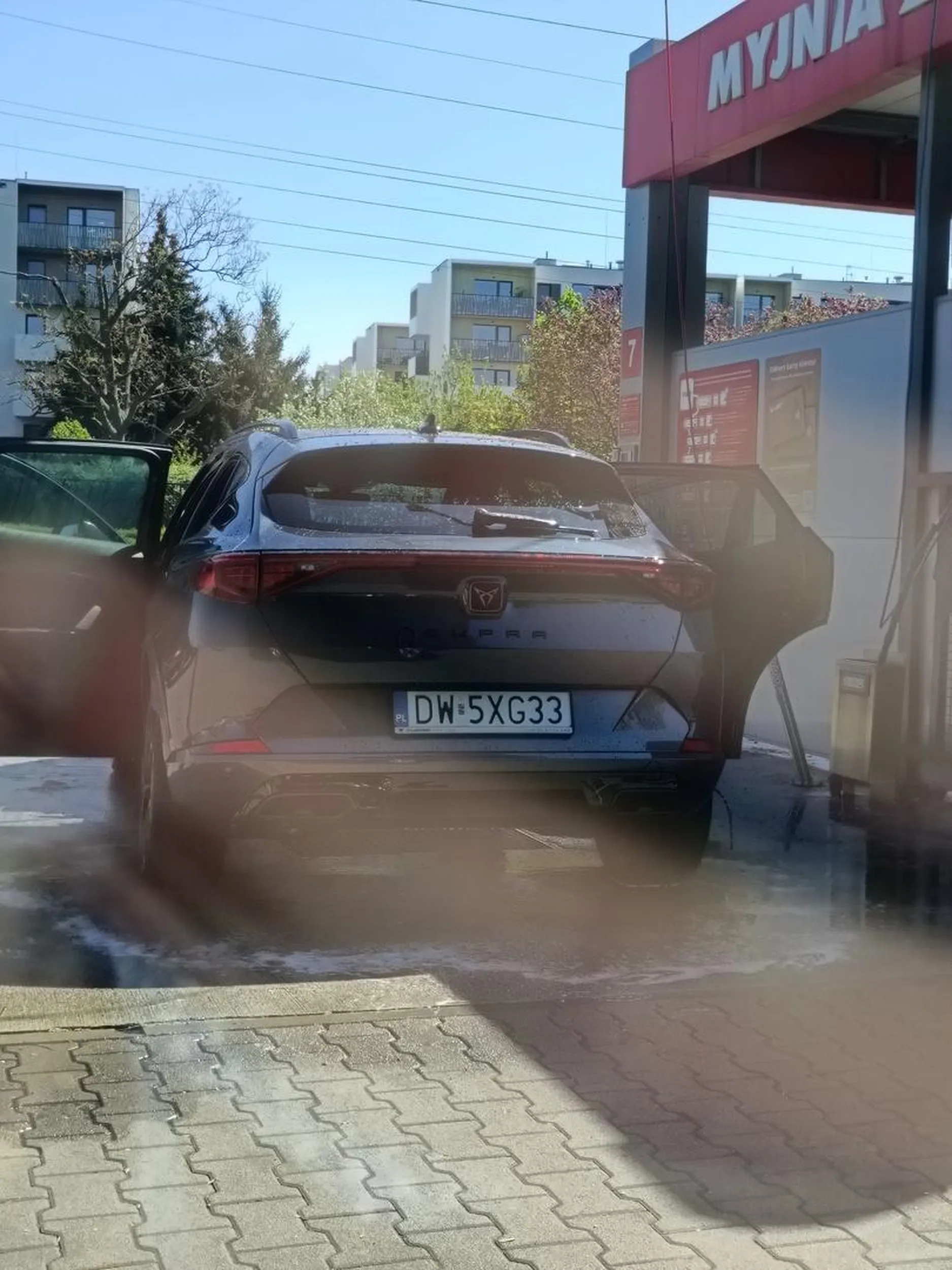 Zamiast zwolnić stanowisko na myjni przy długiej kolejce, Pan postanowił sobie wytrzeć cały samochód malutką ściereczką, krzycząc do ludzi że można było o 6 rano przyjechać..