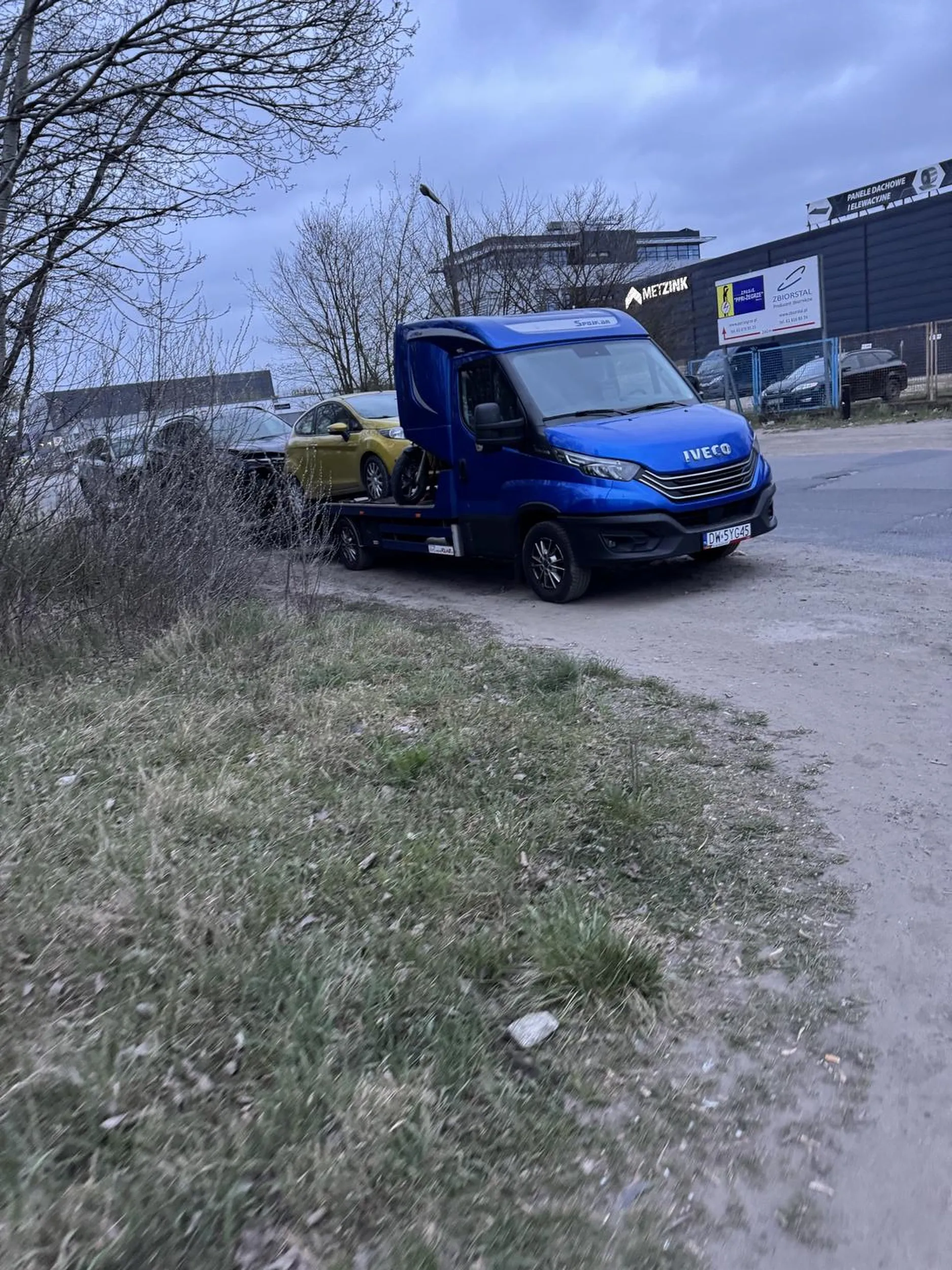 Kolejny raz popis umiejętności parkowania przy zakręcie uniemożliwiając przejścia dla pieszych z swobodą wglądu na nadjeżdżające auta i zasłanianie kierowcom przy zakręcie. Totalne dno