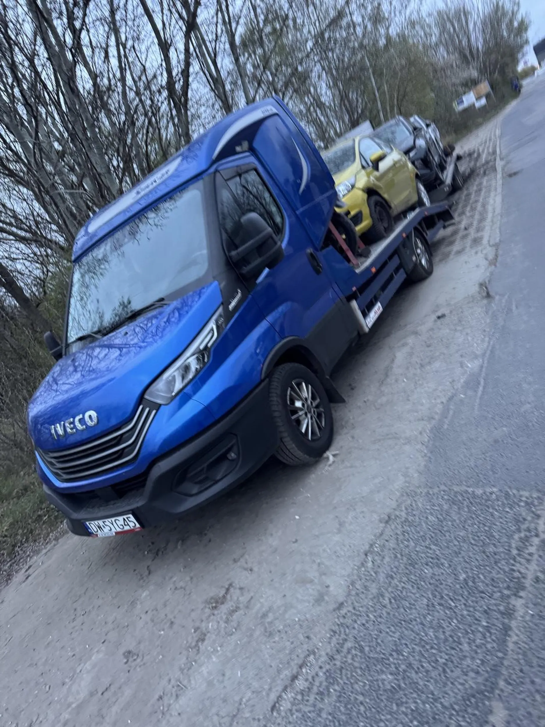 Kolejny raz popis umiejętności parkowania przy zakręcie uniemożliwiając przejścia dla pieszych z swobodą wglądu na nadjeżdżające auta i zasłanianie kierowcom przy zakręcie. Totalne dno