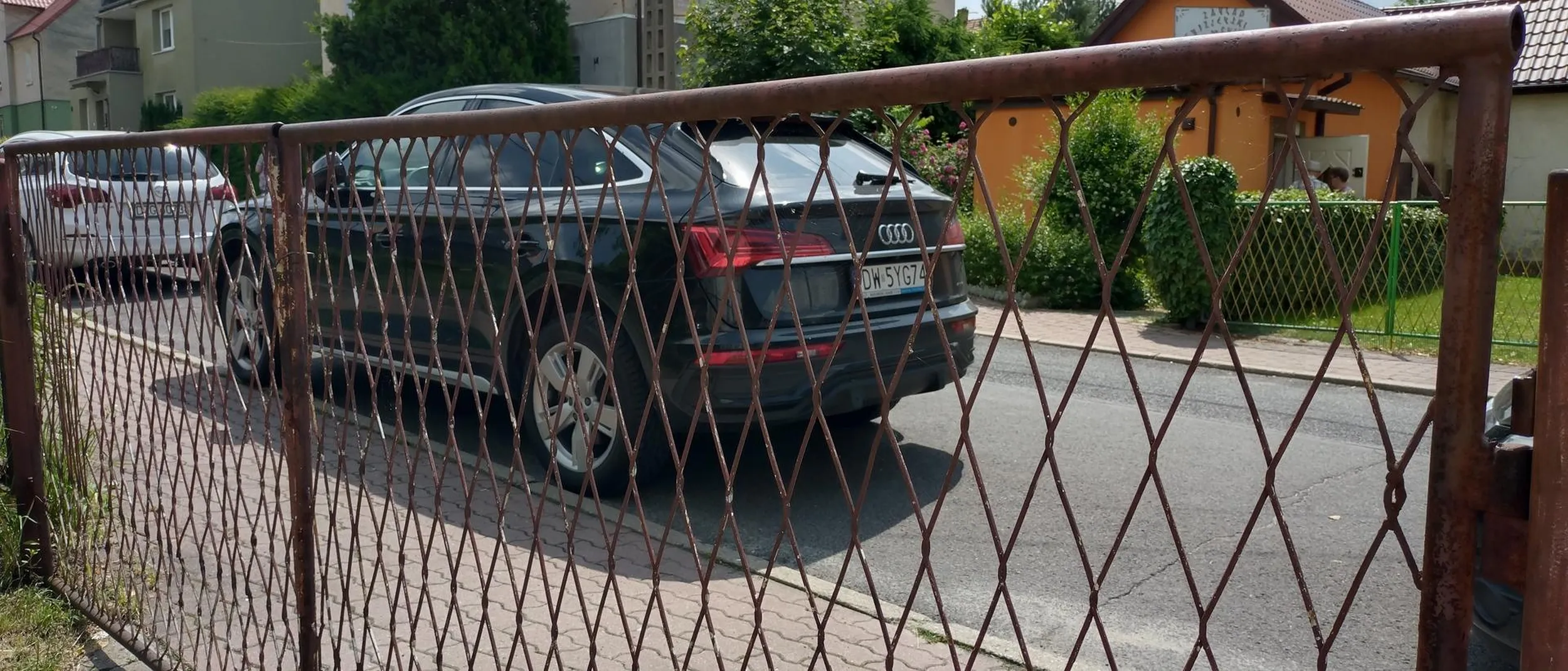 Blokuje wjazd i wyjazd z posesji. Brama zamknięta to można zastawić ❗(jakby brama była otwarta to by kolejny wjechał samochodem sobie na posesję). Człowieku idziesz do sklepu, dyskusji dyskontu, apteki,drogerii to tam jest parking duży ❗❗❗