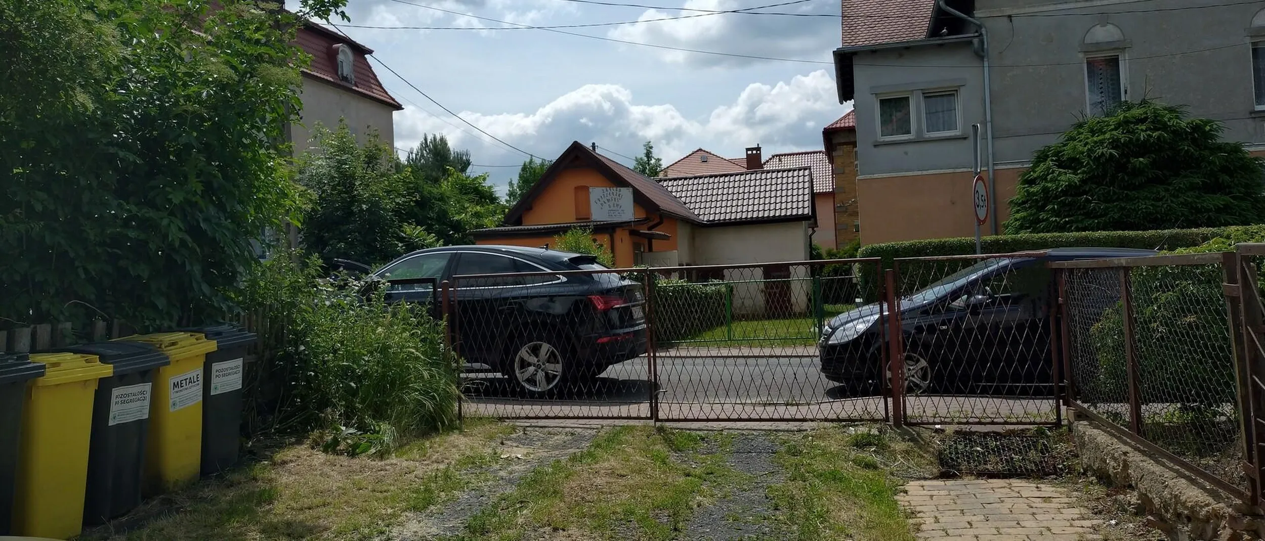 Blokuje wjazd i wyjazd z posesji. Brama zamknięta to można zastawić ❗(jakby brama była otwarta to by kolejny wjechał samochodem sobie na posesję). Człowieku idziesz do sklepu, dyskusji dyskontu, apteki,drogerii to tam jest parking duży ❗❗❗