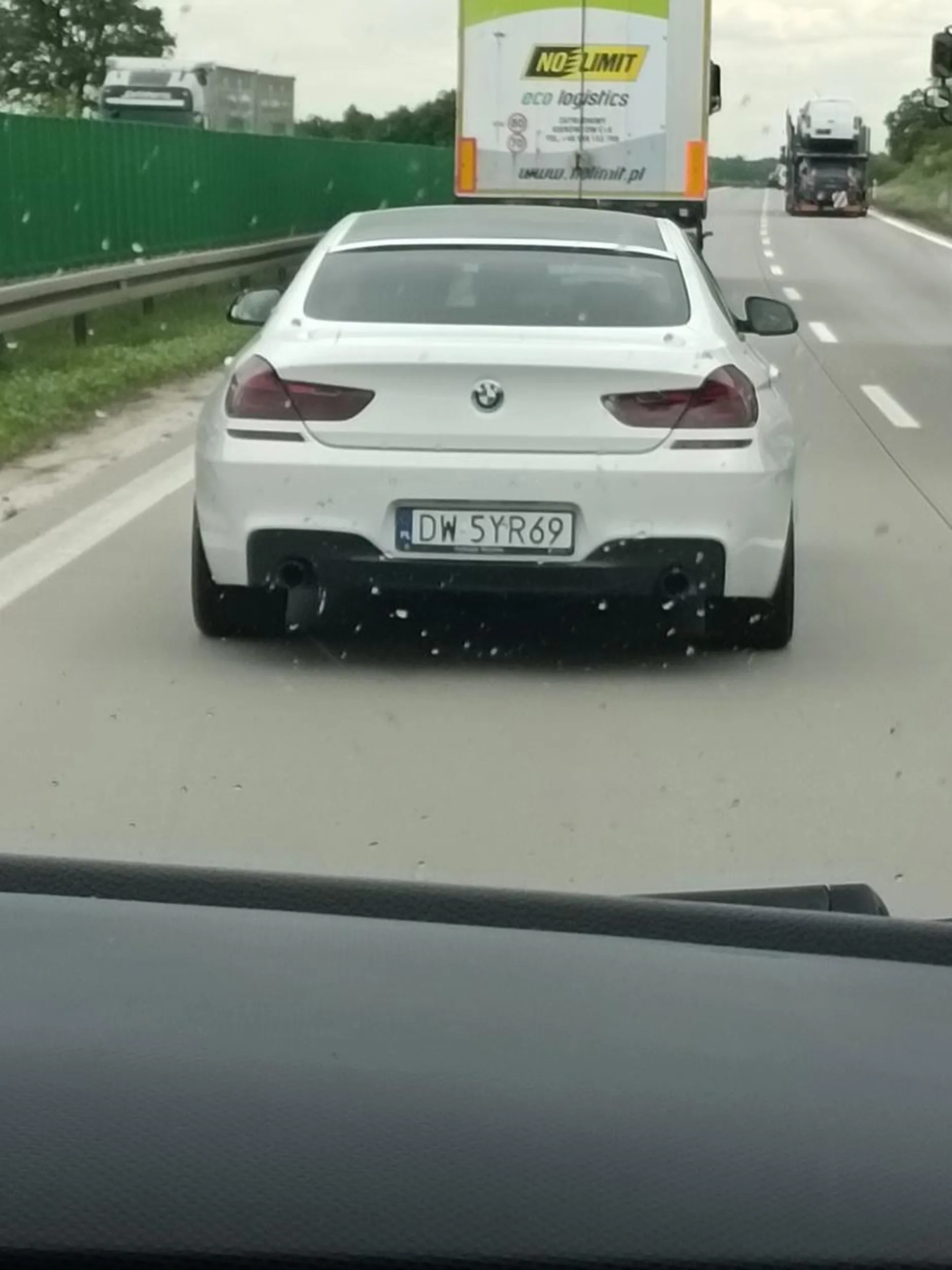 Buraczany bezmyślny i wredny kierowca.Wyprzedza z prawej strony pojazdy przed maską i po złości próbuje wychowywać kierowców jeżdżąc slalomem. Najlepiej od razu na Policję z nim