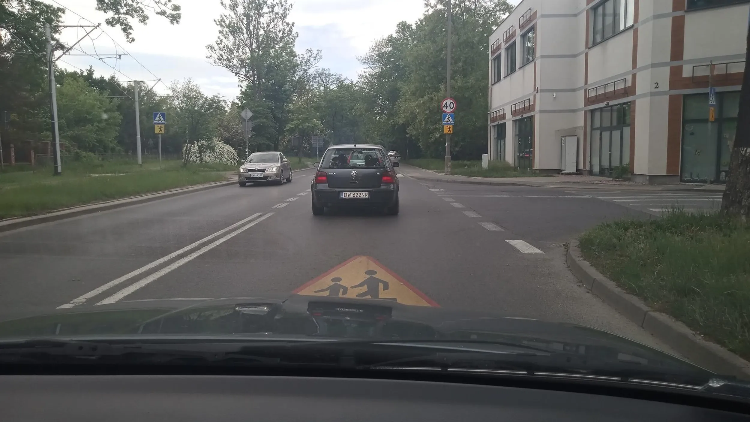 Zajechał drogę i uciekł pokazując palca , dopadnę gościa u upierd.... Mu paluszka , mama która posuwa się zapłacze