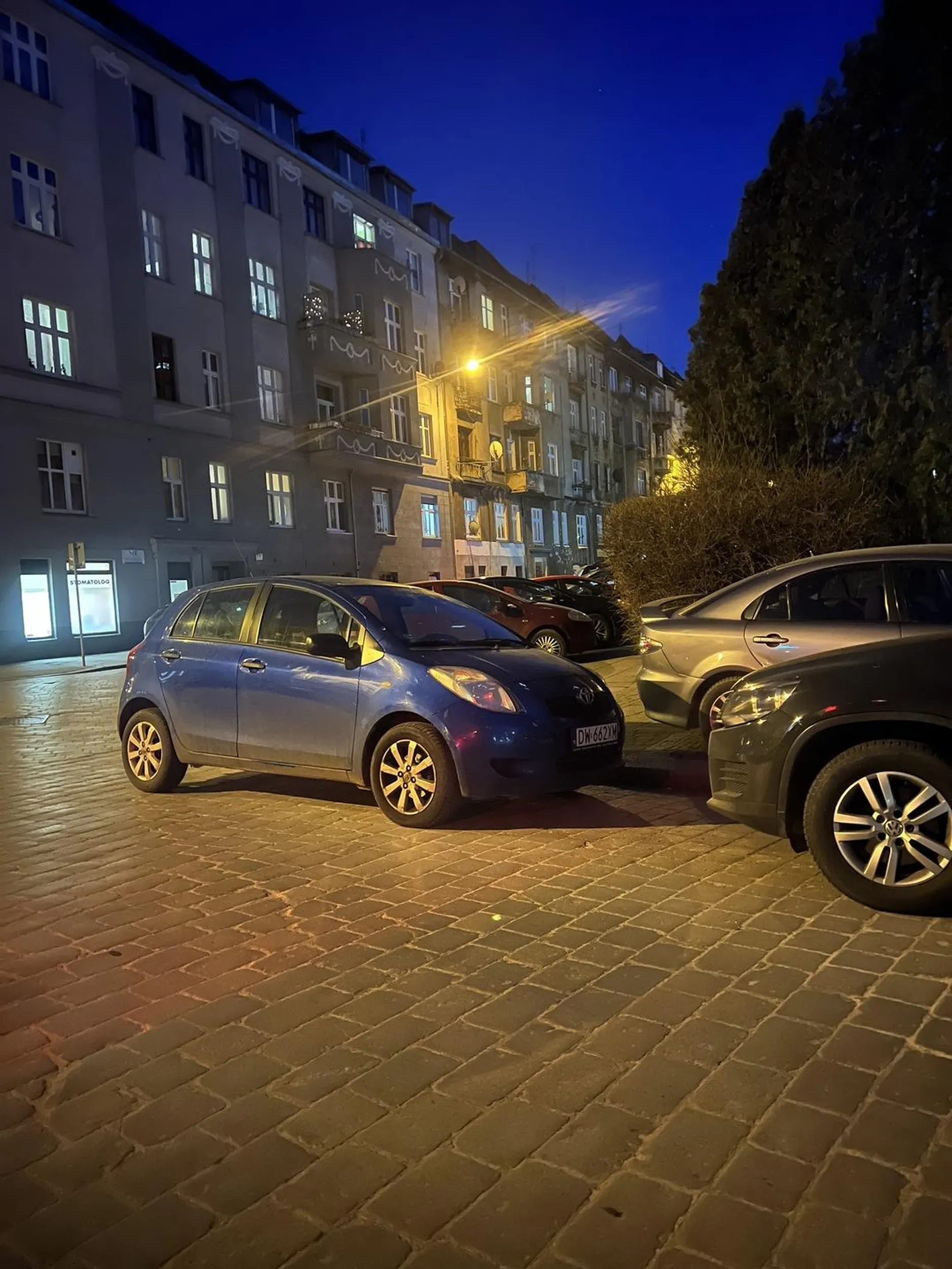 Parkuje się na rogu chodnika na skrzyżowaniu. Wrocław Huby