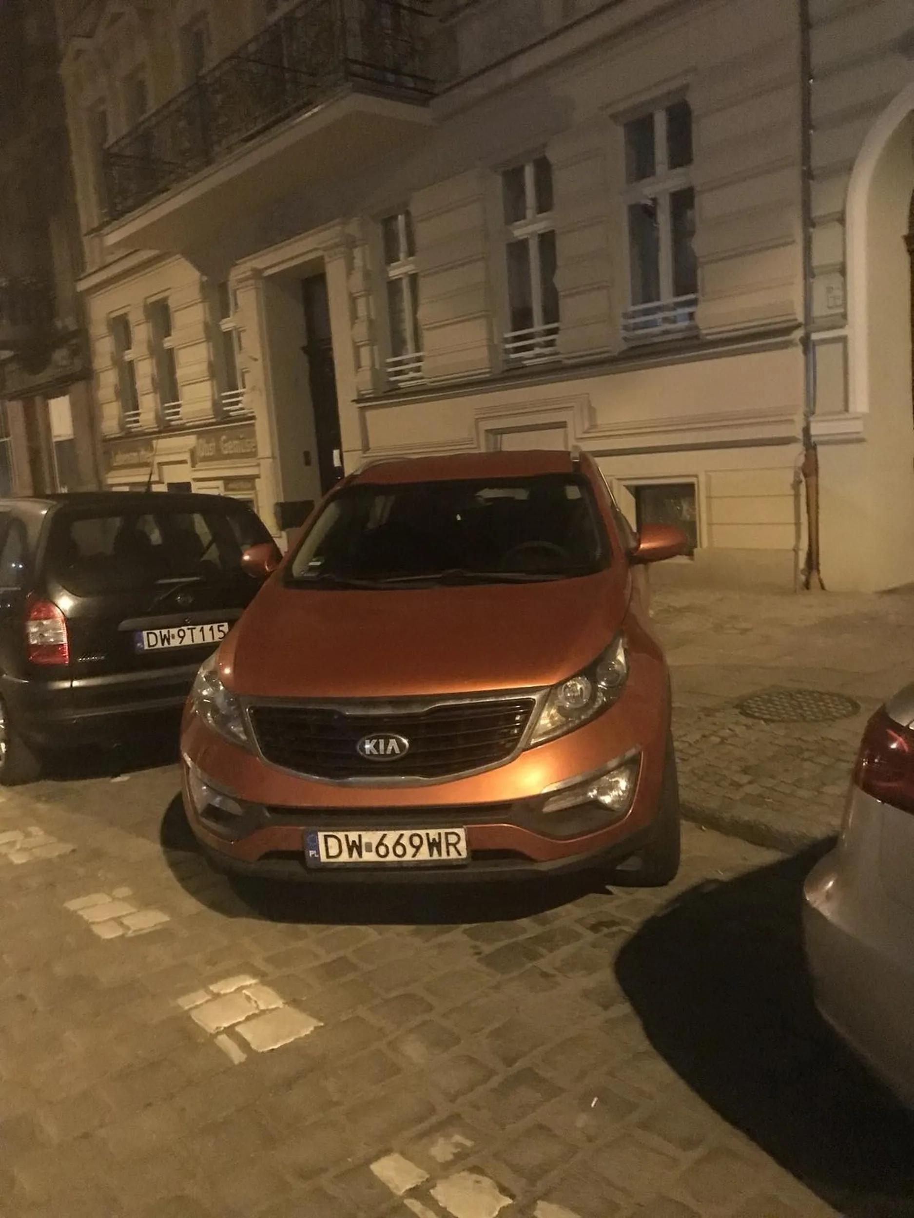 Nie potrafi parkować auta i porysował mi auto ?