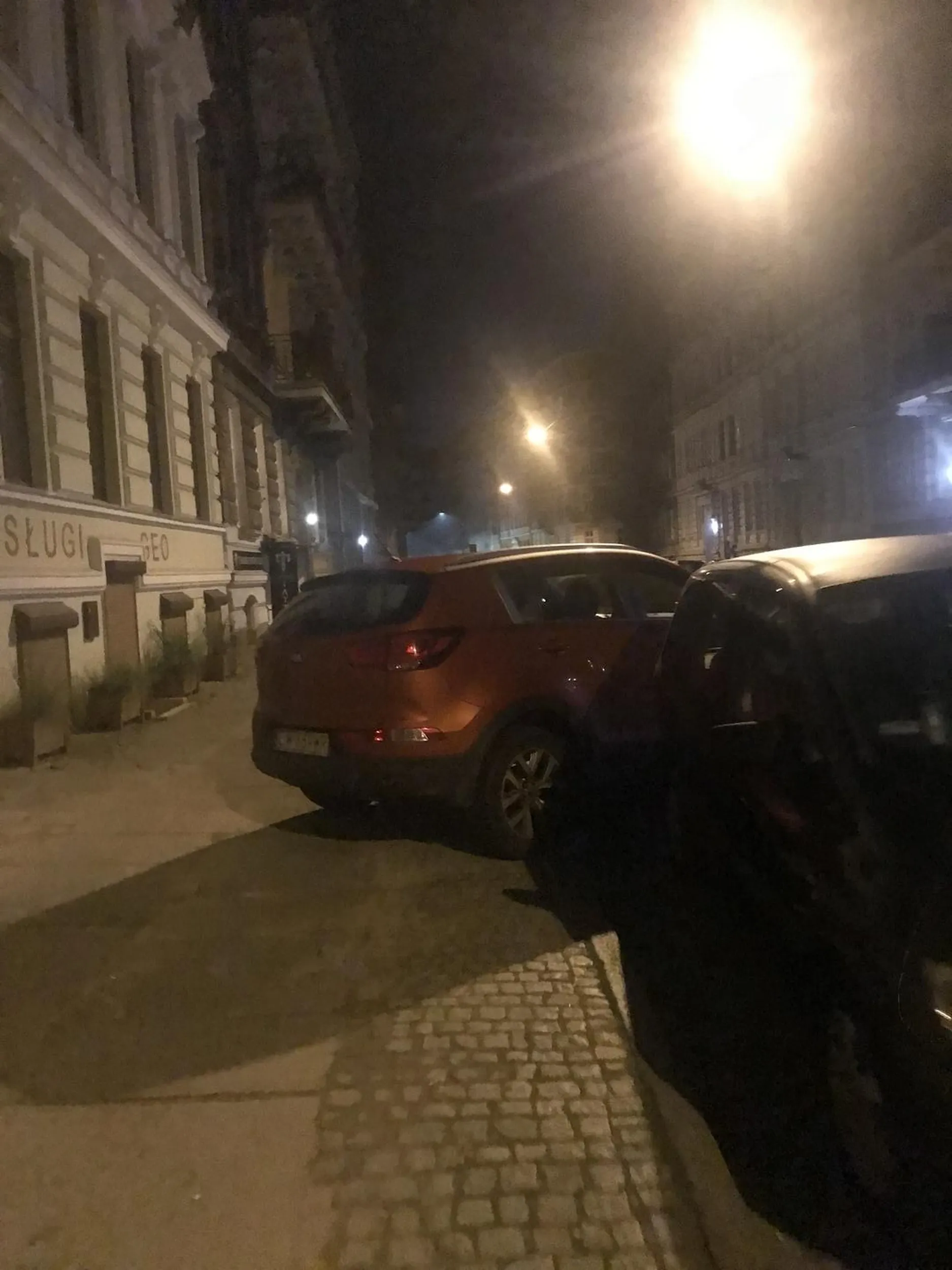 Nie potrafi parkować auta i porysował mi auto ?