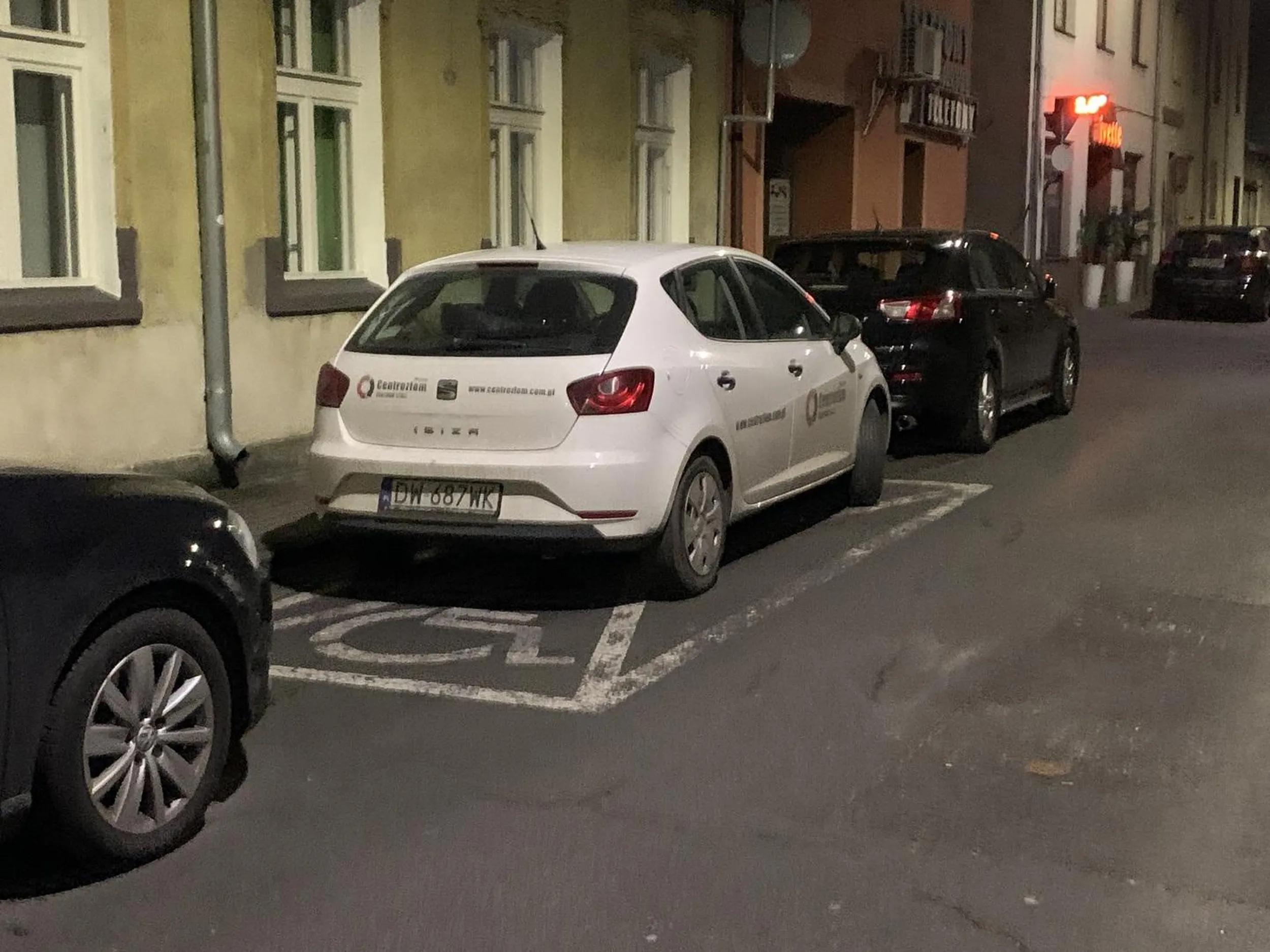 Jeździ firmowym to myśli że wszędzie może stawać bez uprawnień, cwaniak