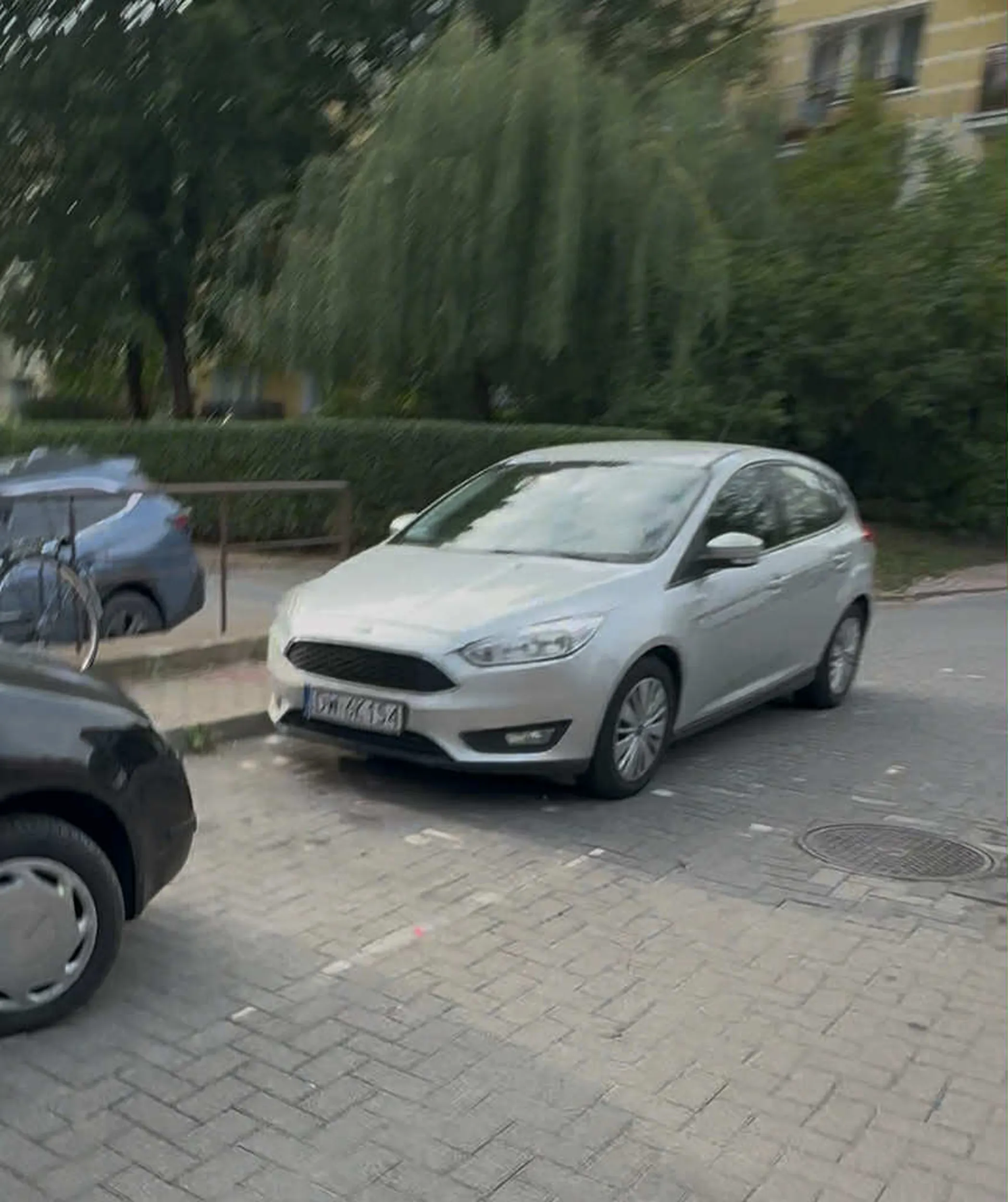 Stary strup lata na wrocławskich blachach w białymstoku w jego srebrym fordzie focusie. Wymusza pierwszeństwo i straszy kondonami pod wycieraczke. Stary ćmok wyglądem przypomina mammona (może to jego brat) nie życzę nikomu spotkania go na ulicy ostatnie co to trąbić bo wyskoczy jeszcze synalek