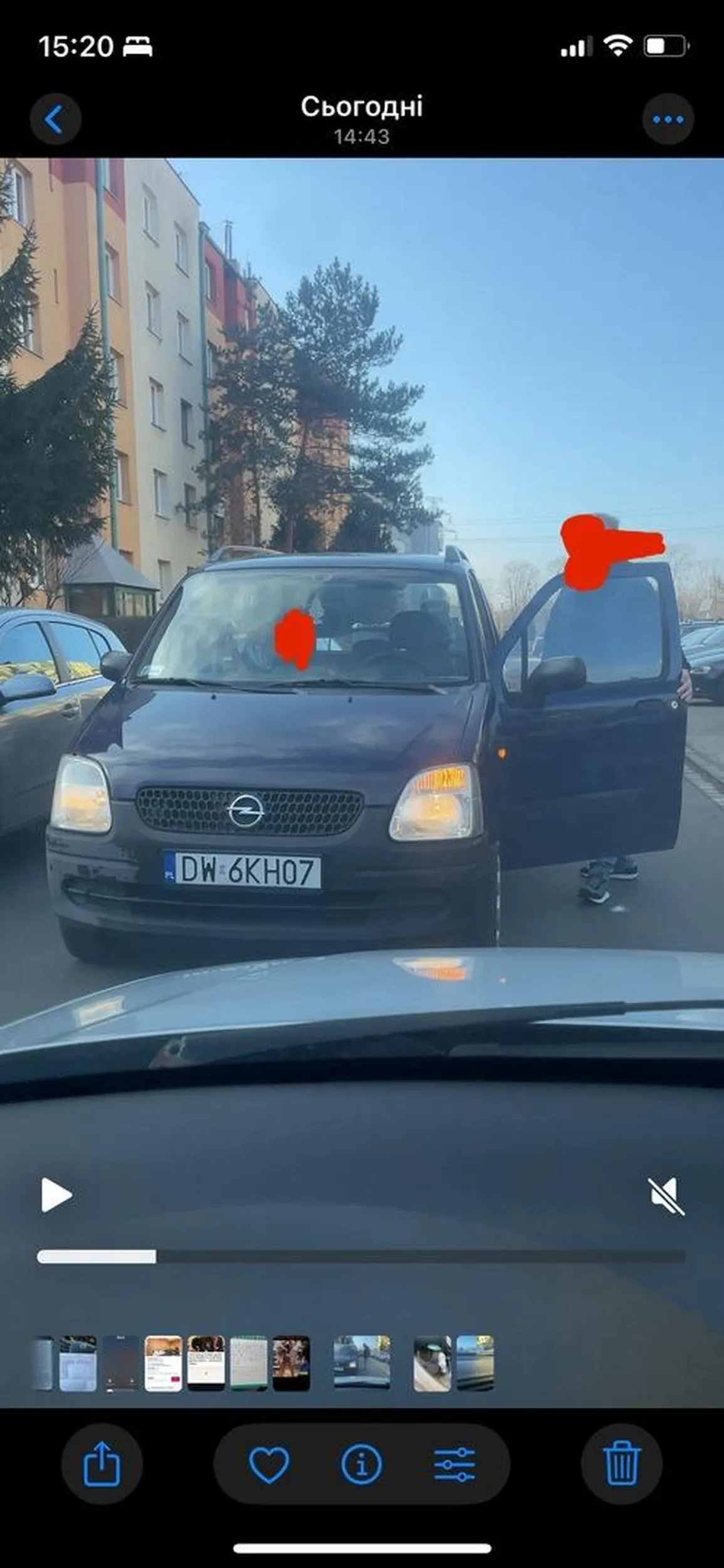 Droga na osiedlu. Jedzie pod prąd, gaz w podłogę, w ostatniej chwili kierunek i nagle hamowanie, mają że by mu ustąpiłem. Wychodzi zaczyna gadać ze mam mu cofnąć i go puścić.. groził sądem za to ze był nagrany. Polska musi znać swoich bohaterów