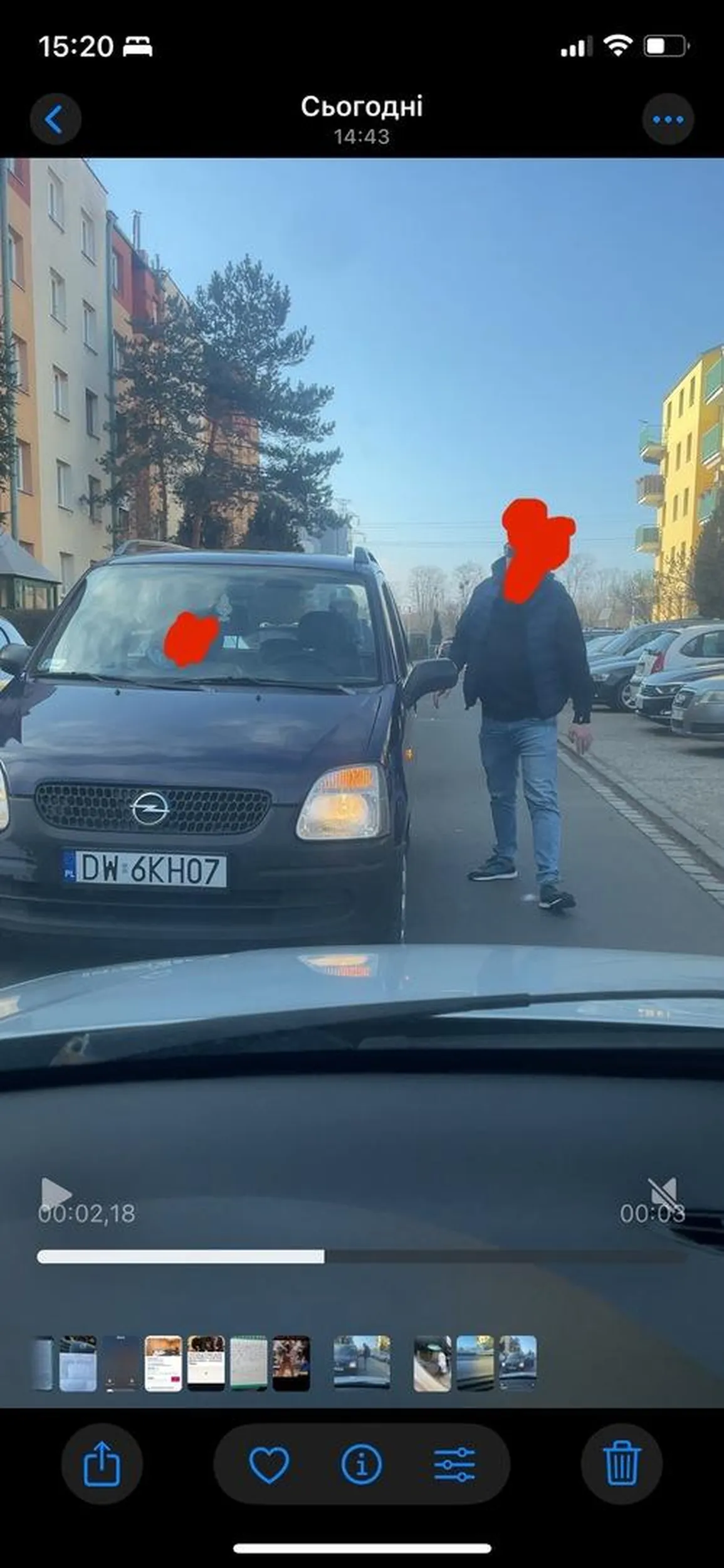 Droga na osiedlu. Jedzie pod prąd, gaz w podłogę, w ostatniej chwili kierunek i nagle hamowanie, mają że by mu ustąpiłem. Wychodzi zaczyna gadać ze mam mu cofnąć i go puścić.. groził sądem za to ze był nagrany. Polska musi znać swoich bohaterów