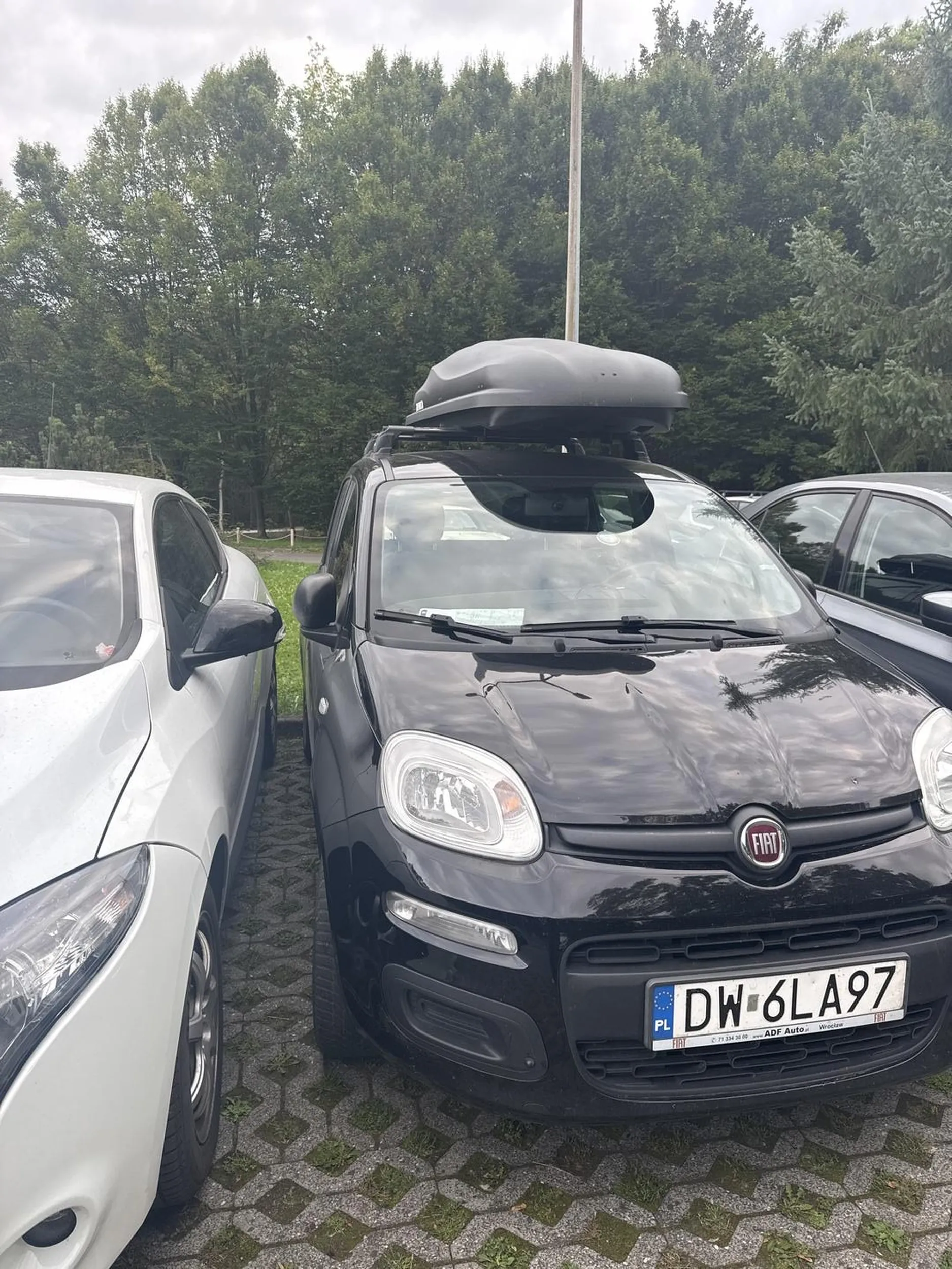 Auto zaparkowane w chamski sposób, nie da się wziąć do auta plus do tego zostało zepsute lusterko boczne auta ze strony kierowcy