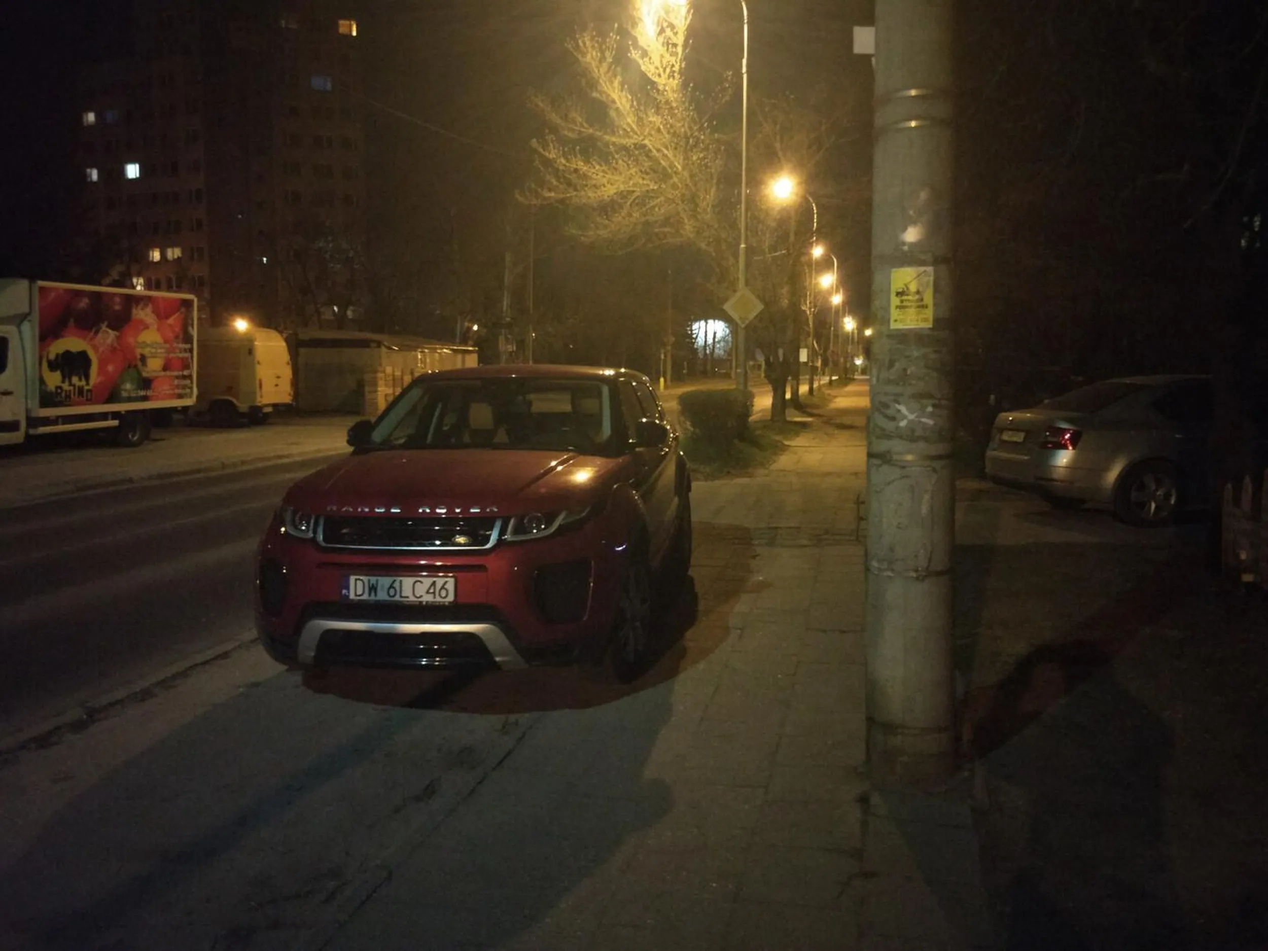 Parkuje nie zostawiając pieszym przepisowego miejsca, jednocześnie niszcząc trawnik