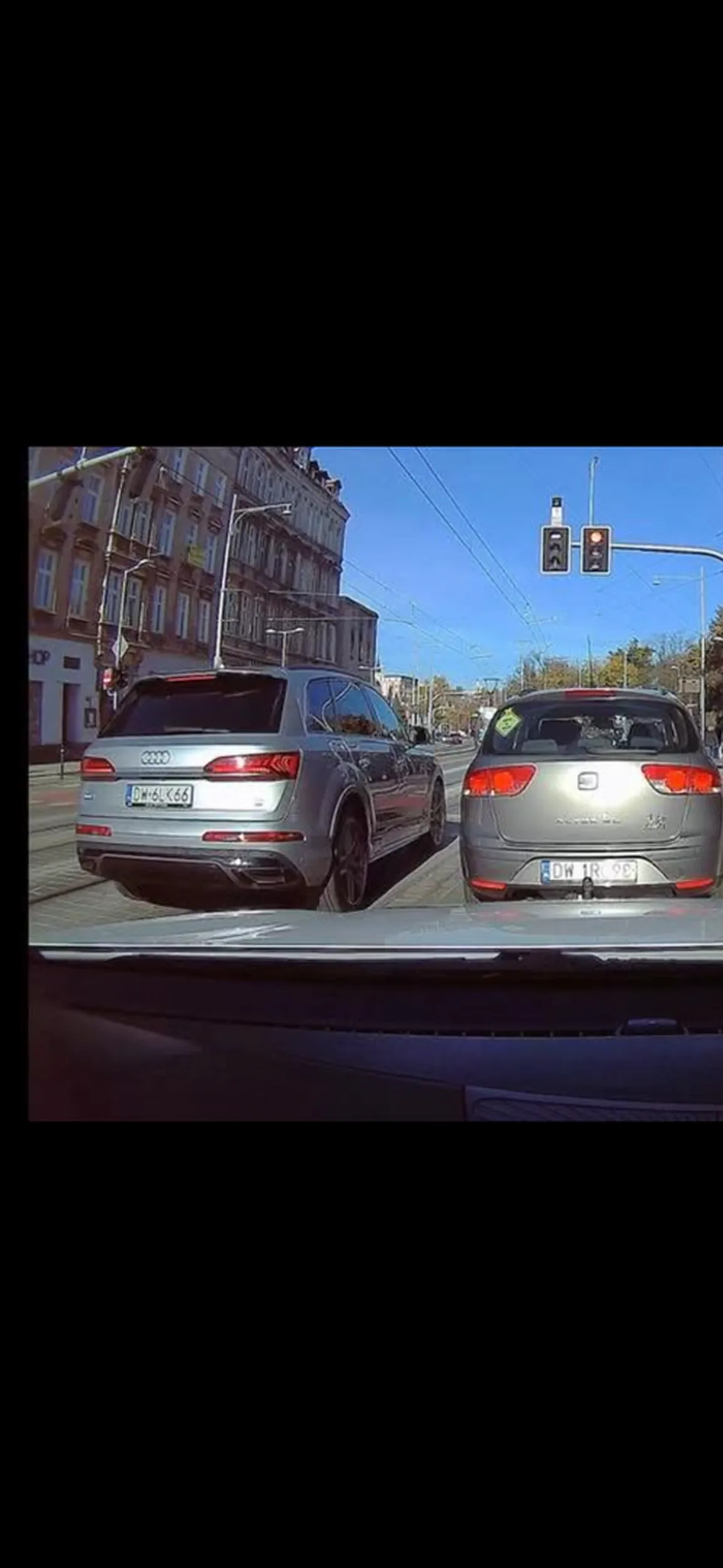 Elegancko na czerwonym sunie buspasem gwiazda Stóp Chama :)