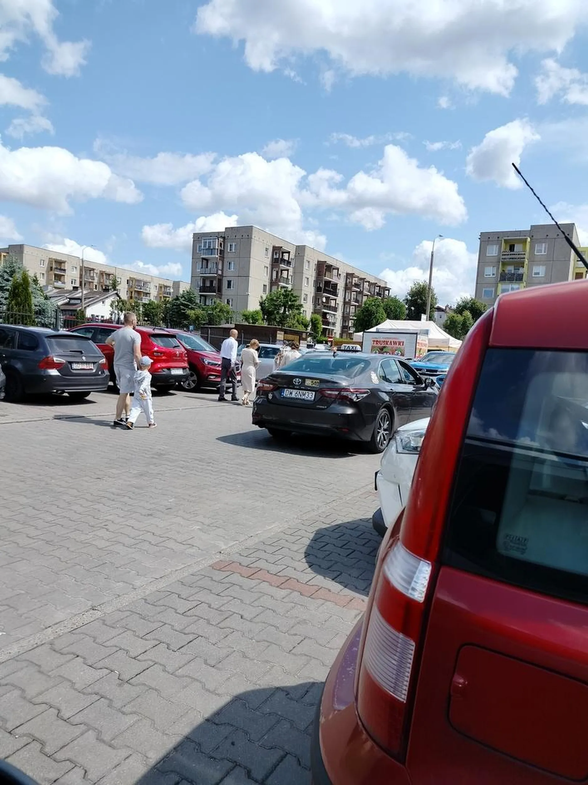 Wpychając się złotowa w nie swoję miejsce parkingowego