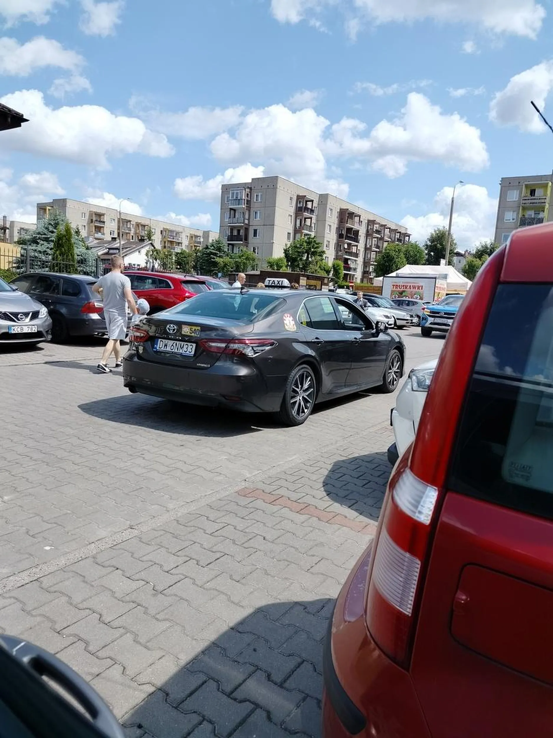 Wpychając się złotowa w nie swoję miejsce parkingowego