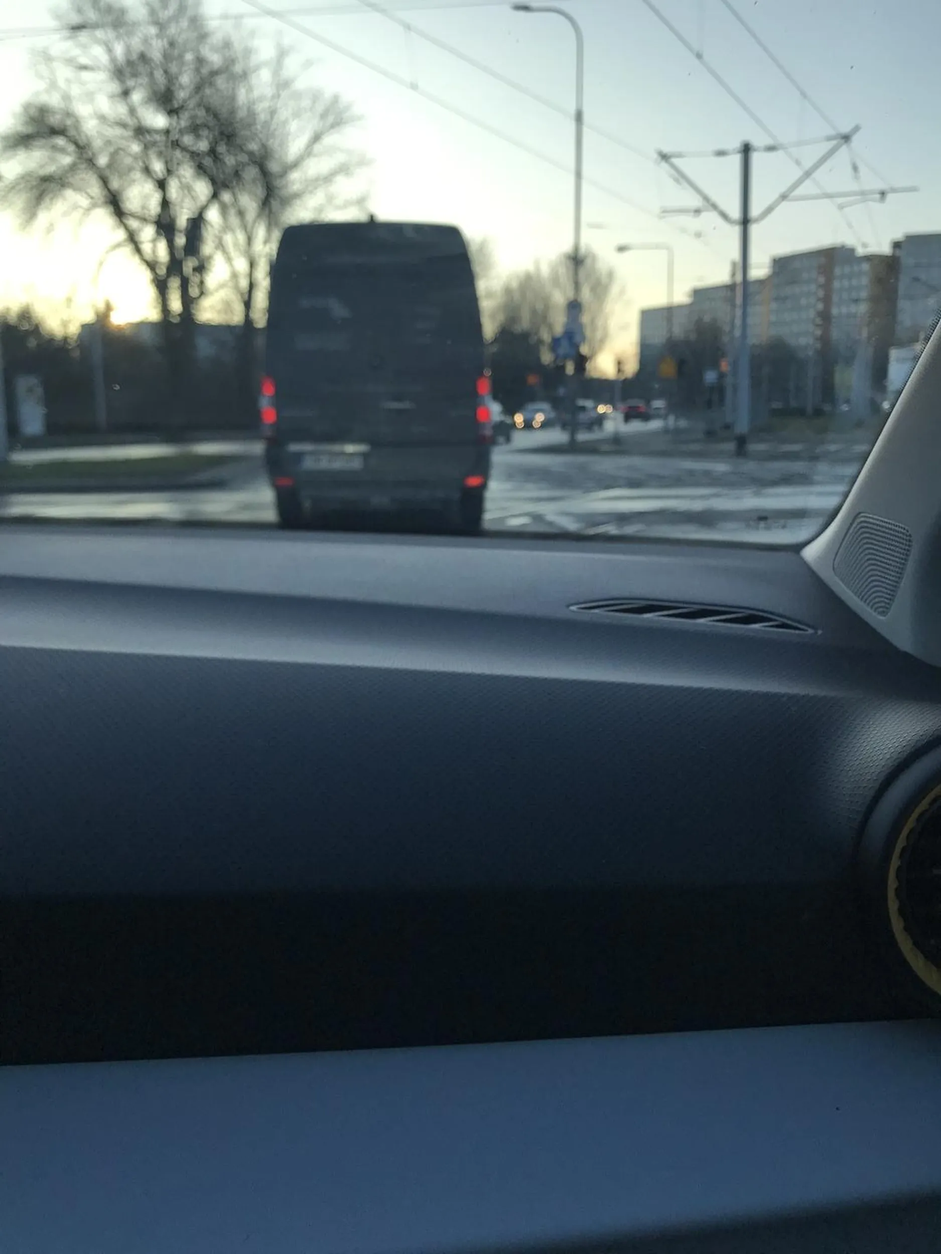 Zawsze jakaś menda sie wpierdoli na trzebnickiej. Pozdrawiam, mam nadzieje że sie nie posrałeś.