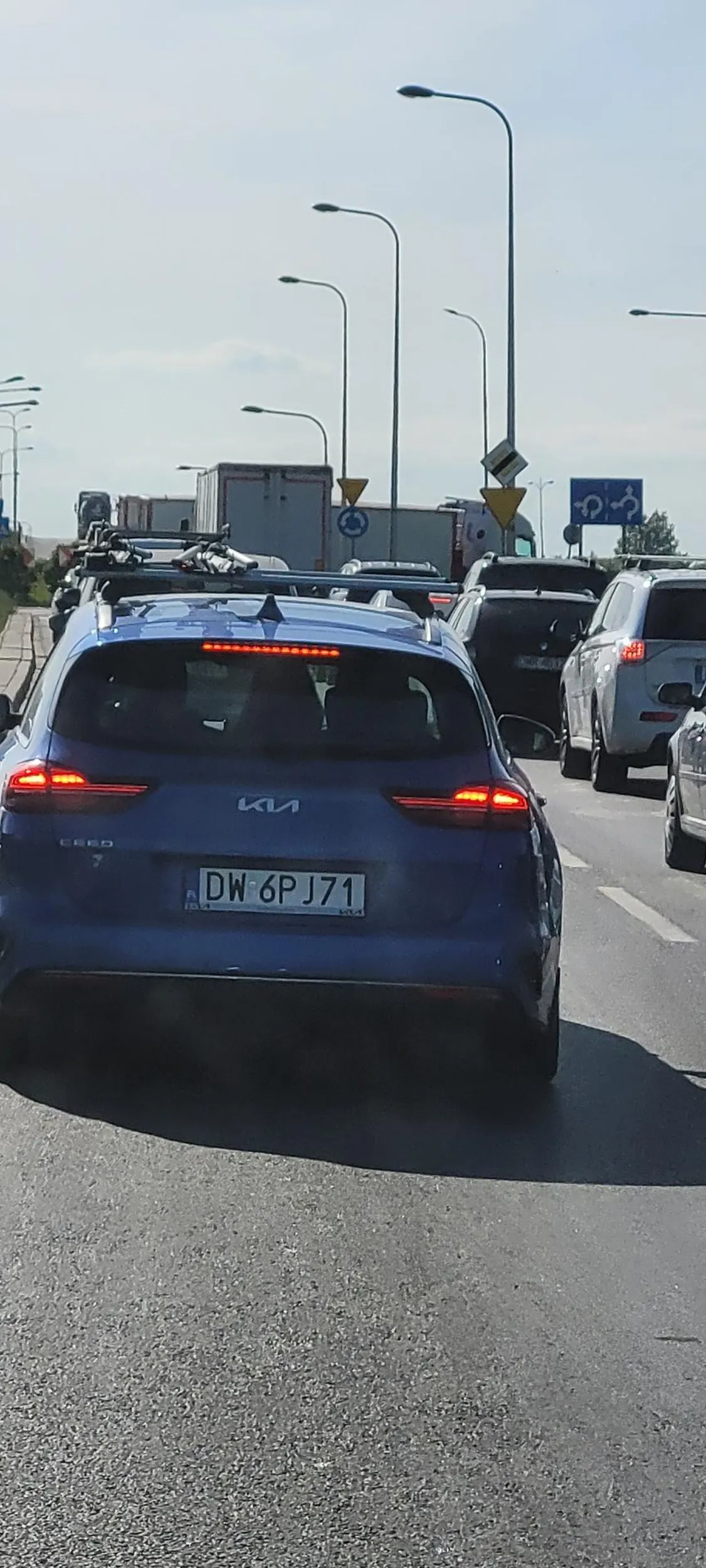 Z rodziną + małym dzieckiem w aucie wymusza pierwszeństwo, po czym wyprzedza i przyhamowuje przed maską :)