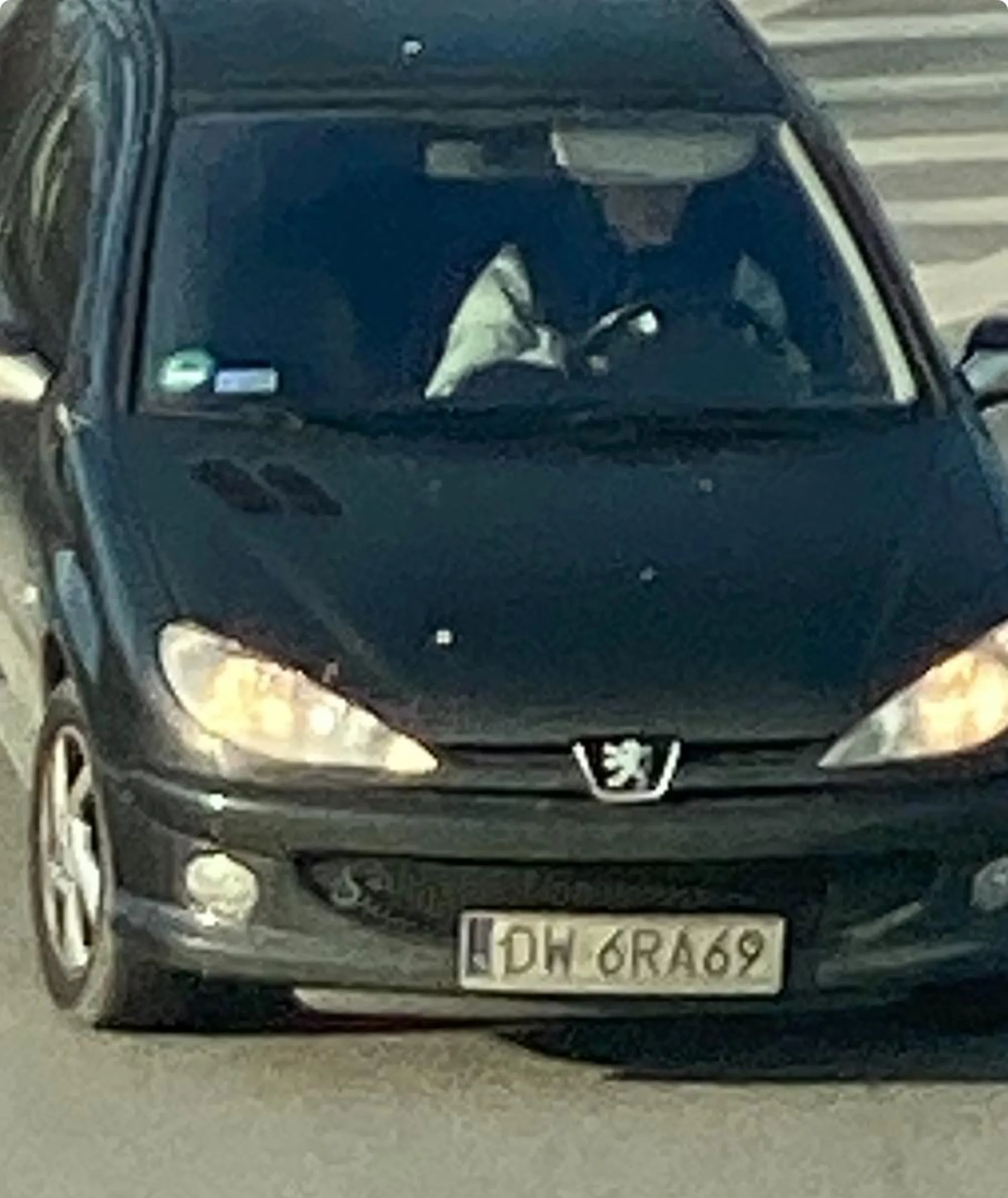 Ty parchu! Śmieci to sobie wyrzucaj tak jak w swojej cuchnącej *ujem melinie na podłogę ale nie na drogę! Ty parchu śmierdzący!!!!