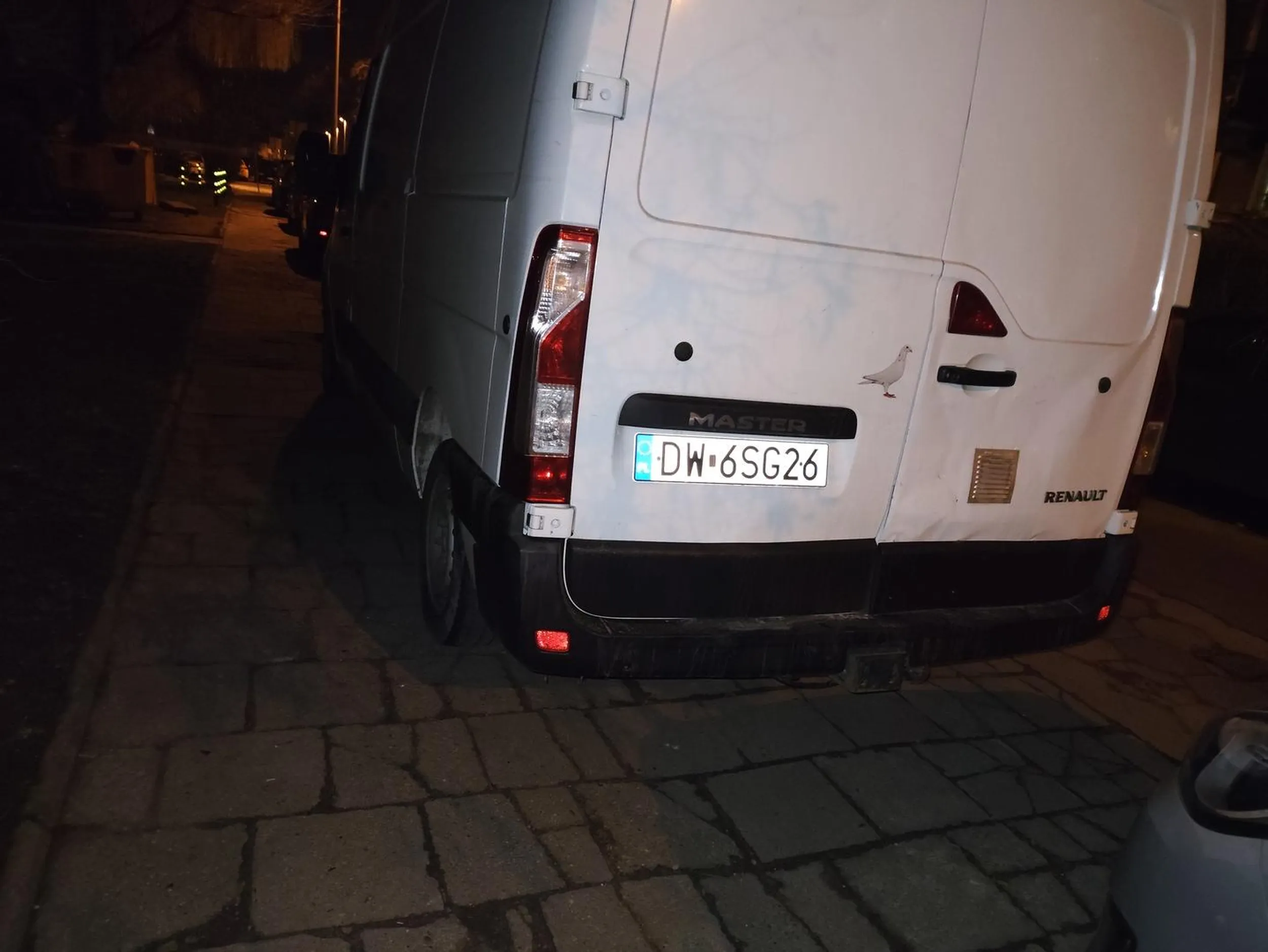 Baran, nie dość że samochodem powyzej 2,5 DMC , to jeszcze zostawił z pół metra chodnika, w dodatku na tyle bezczelny, że nawet lusterka nie schował.