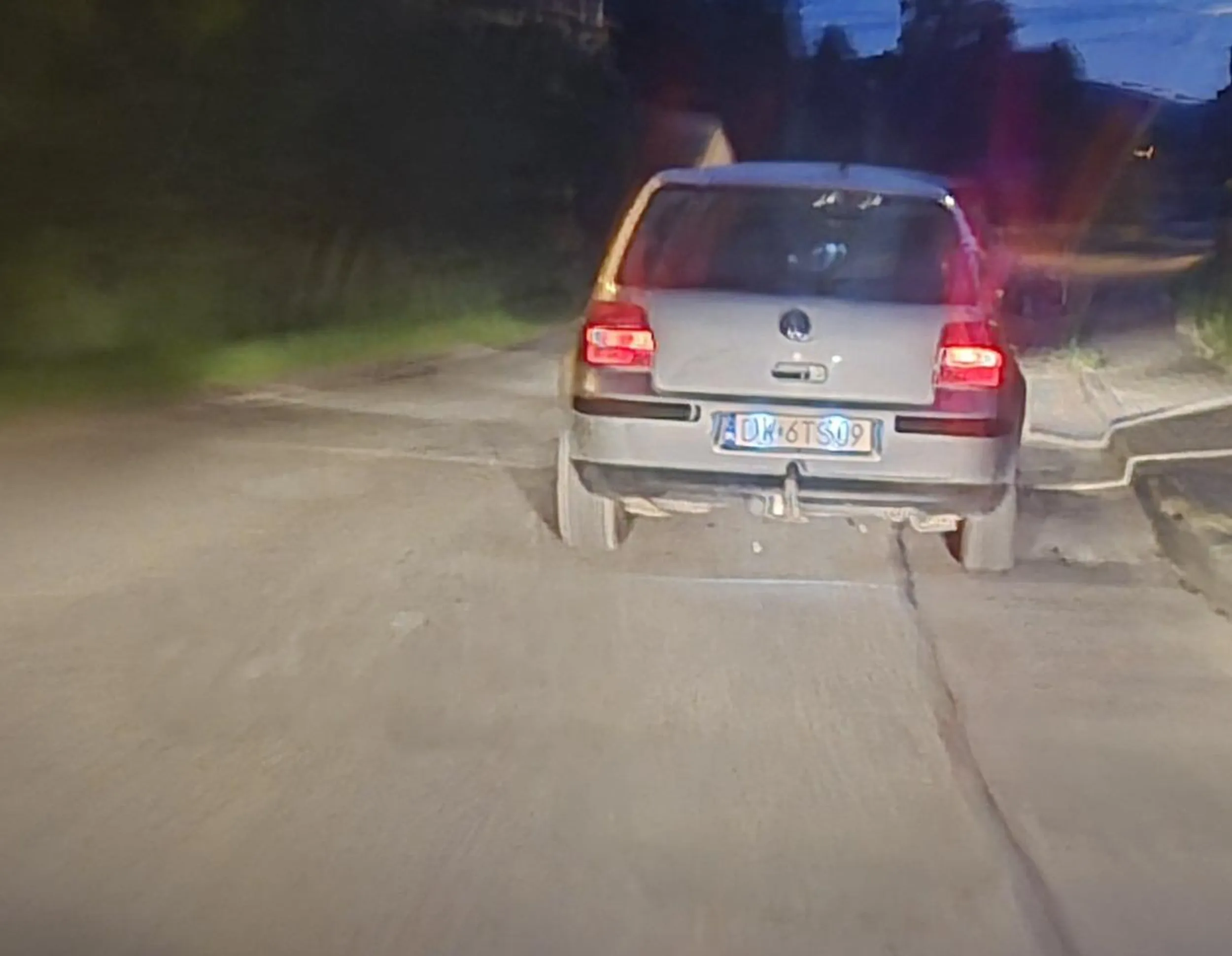 Zrob coś dla świata i przesiądź sie na rower. Chociaż po części rozumiem, gdybym miał takiego złoma to też bym się nie rozpędził powyżej 40 z obawy, że się rozpadnie do reszty.