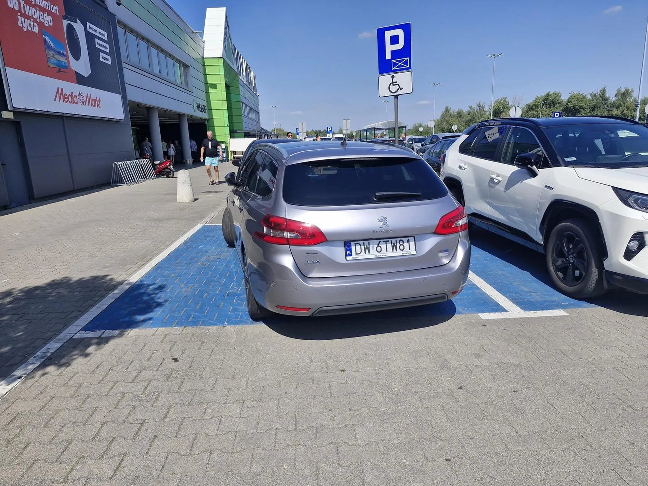 Albo te karty inwalidzkie nie działają albo ja sie pomyliłem, ale jak widzę 2 sprawnych ruchowo ludzi wysiadajacych z auta to cos jest nie tak...