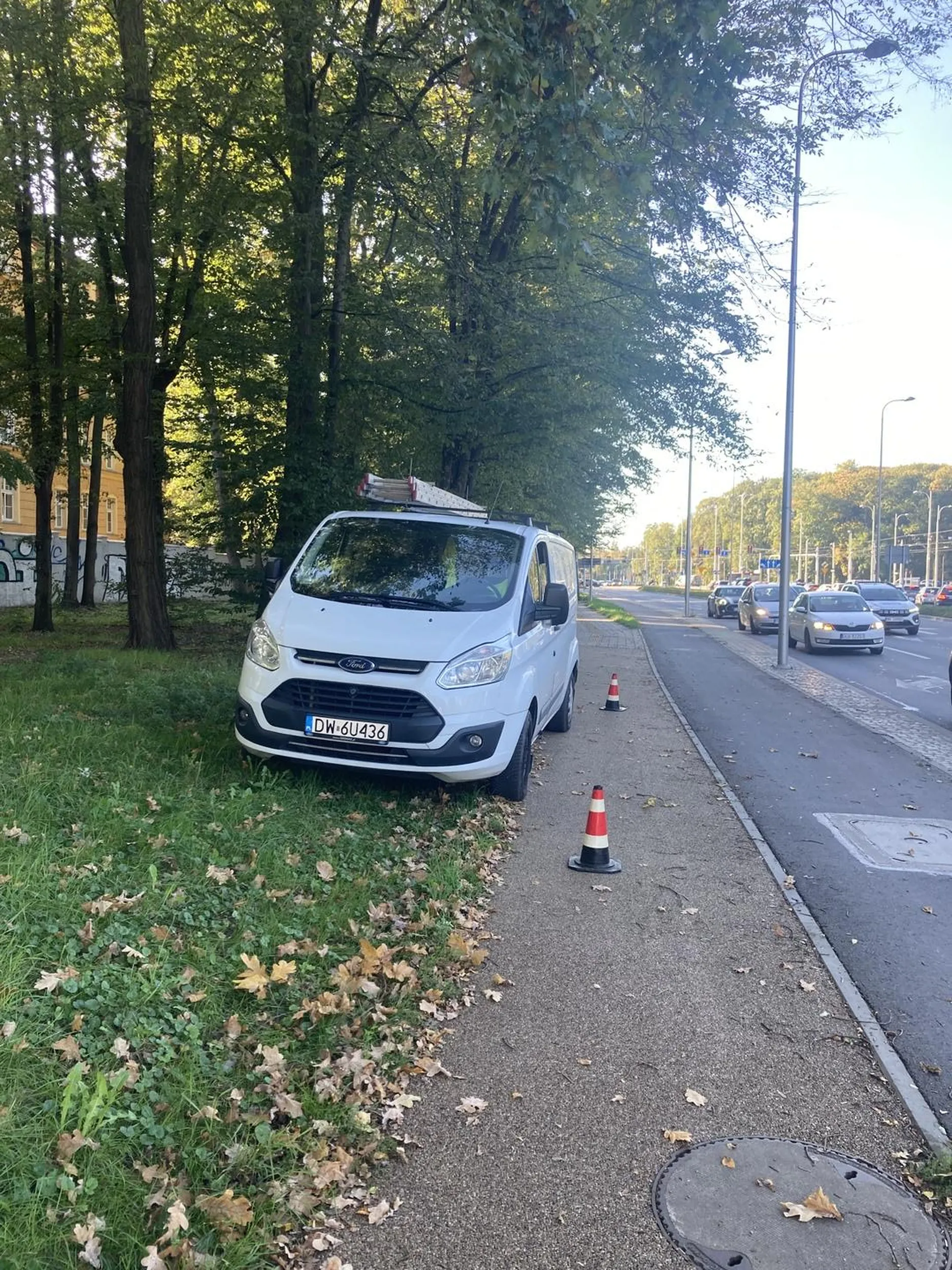 Parkowanie bardzo przy krawędzi jezdni.