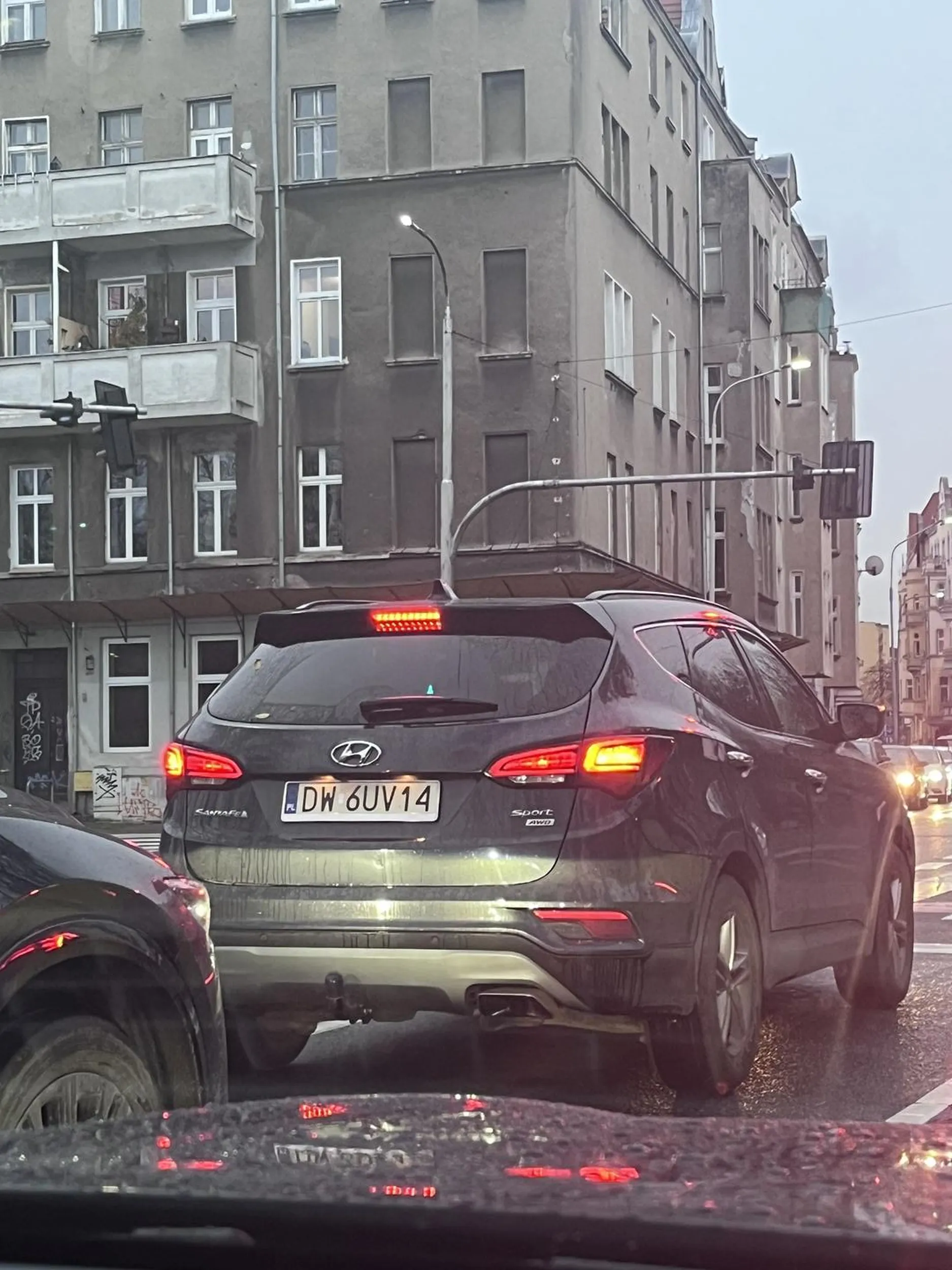 Jakiś totalny prostak zajechał drogę, nie stosuje się do znaku nakazu jazdy na suwak, dodatkowo wymusza pierwszeństwo i specjalnie wjeżdżając centymetry od samochodu aby pokazać chęć kolizji.