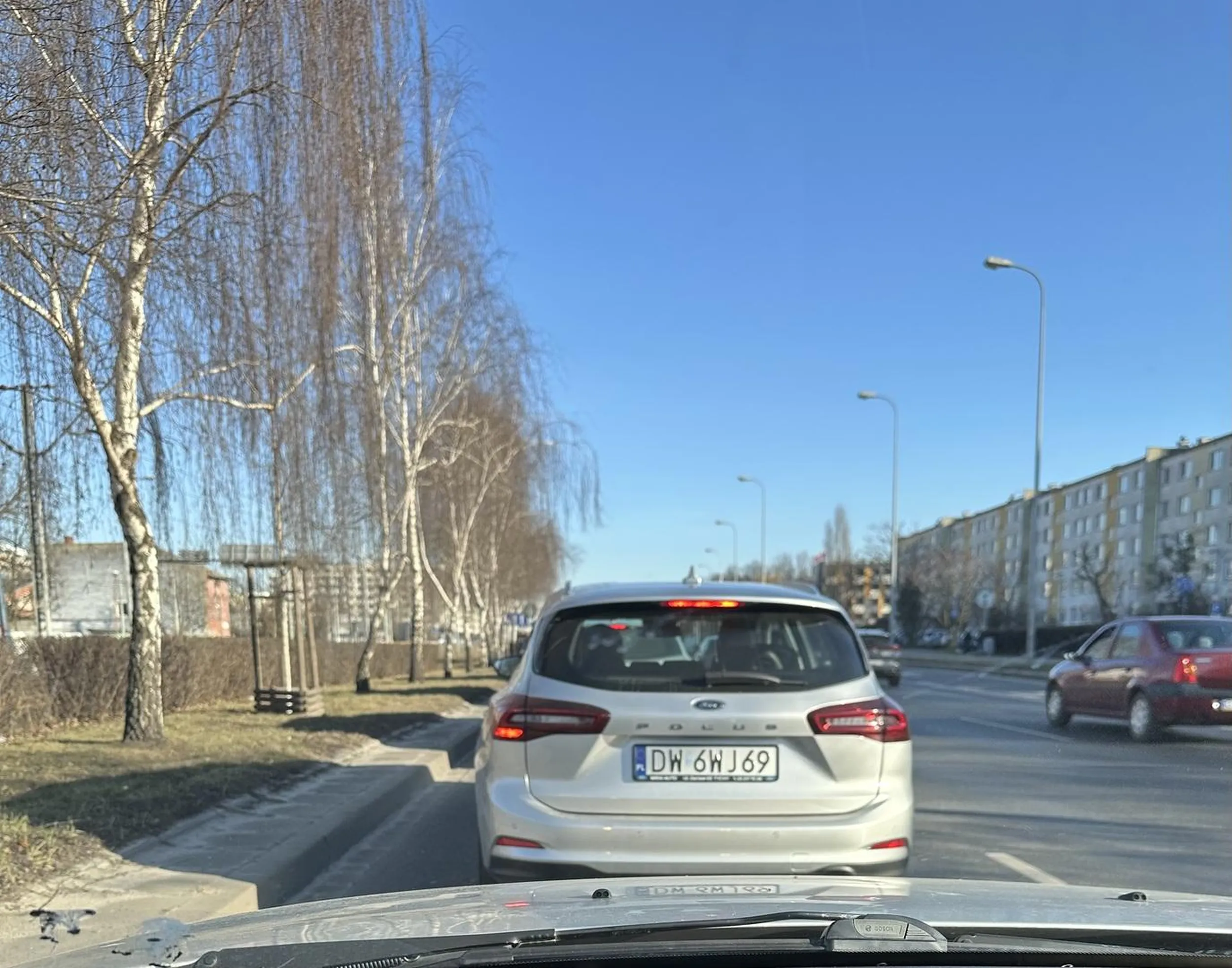 Pan wpycha się na pas nie patrząc czy coś jedzie, po usłyszeniu mojego klaksonu pokazał środkowy palec, jechał z kobietą i dzieckiem. Środkowy palec wsadź sobie głęboko w dupę makaroniarzu.